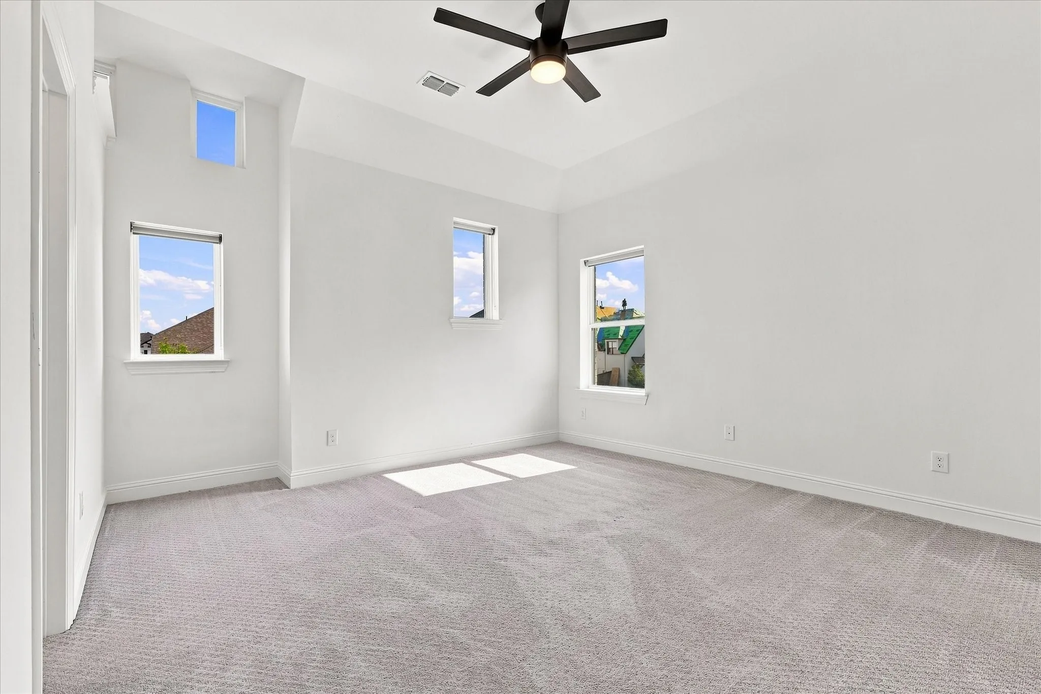 Upstairs bedroom to the right (3)