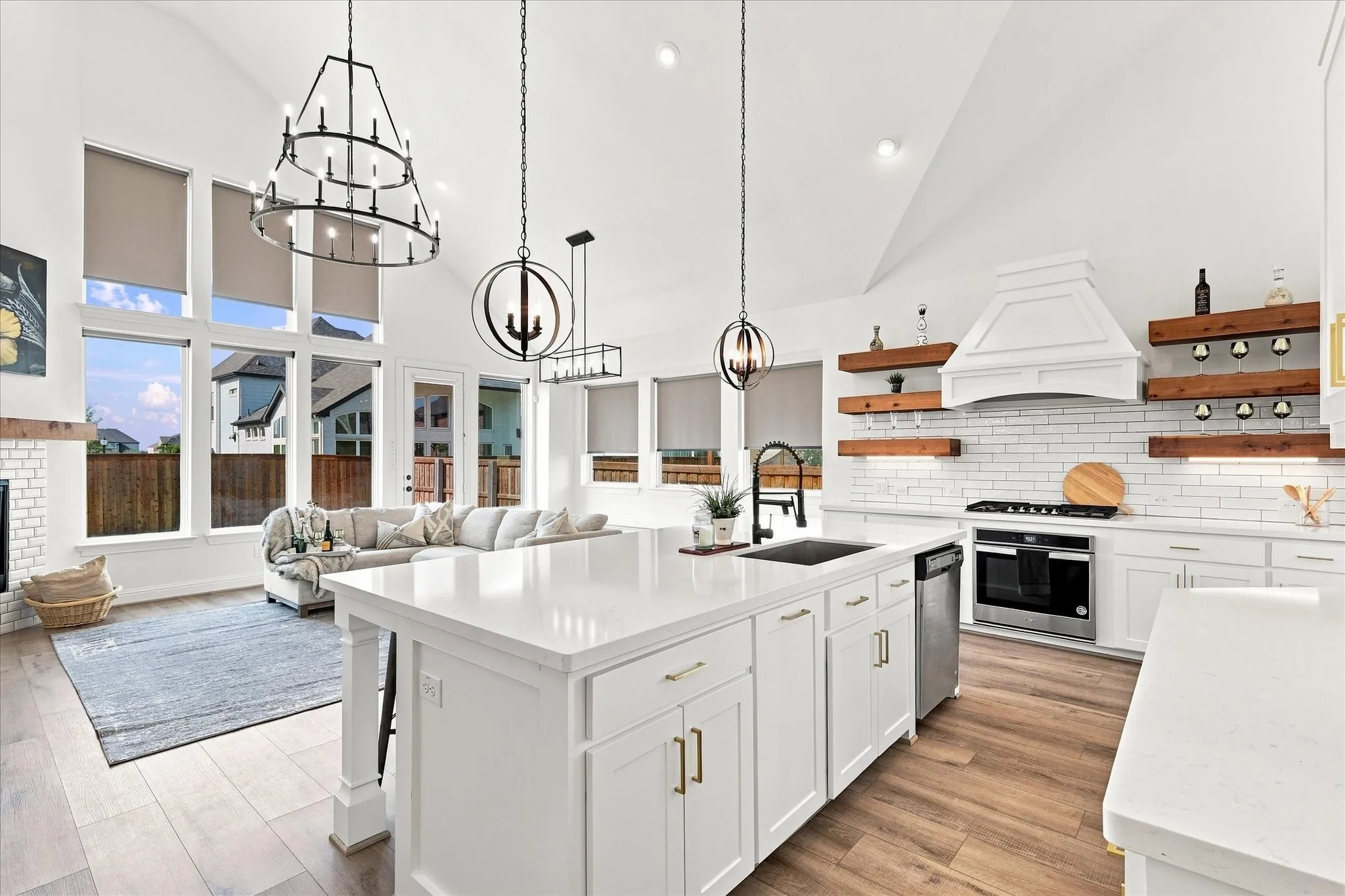 Kitchen Flow into family room