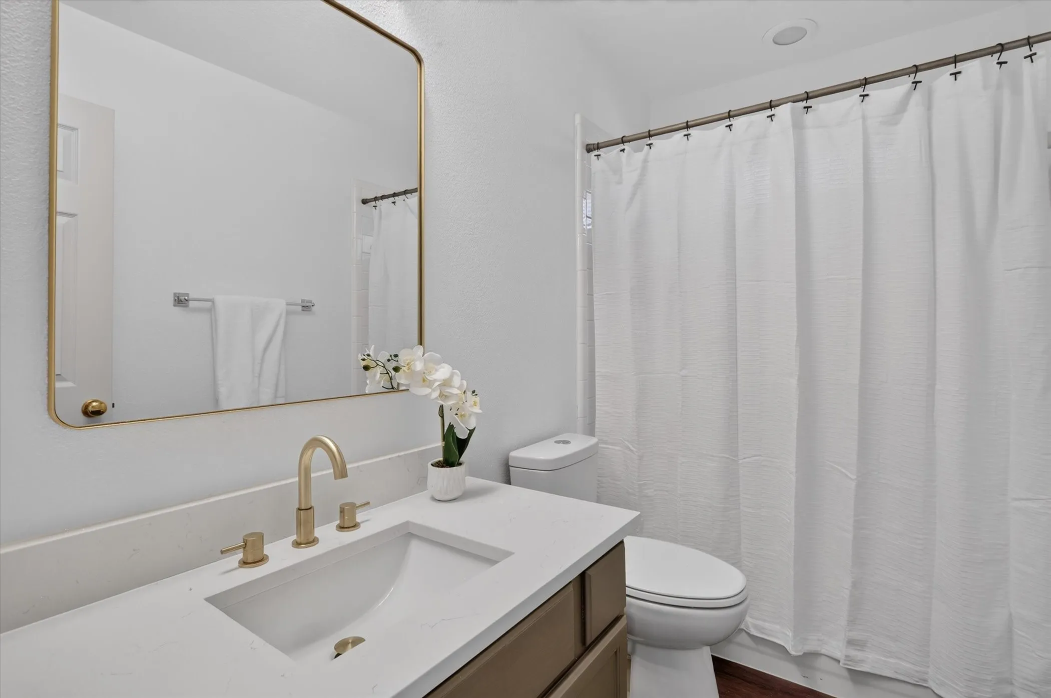 Single Family Residence For Sale in Denton County , 2613 Lakeshore Drive, Flower Mound, Texas 75028, 3 Bedroom, 2 Bathroom, 2 Garage spaces, 1,509 Sqft, built in 1992, mls#21390661, Real Estate Agent in Flower Mound, Homes For Sale in Denton county, Homes For Sale in Flower Mound, Realtor in Flower Mound Texas, Real Estate Brokerage Independent Realty Texas, Luminita Cordes Realtor
