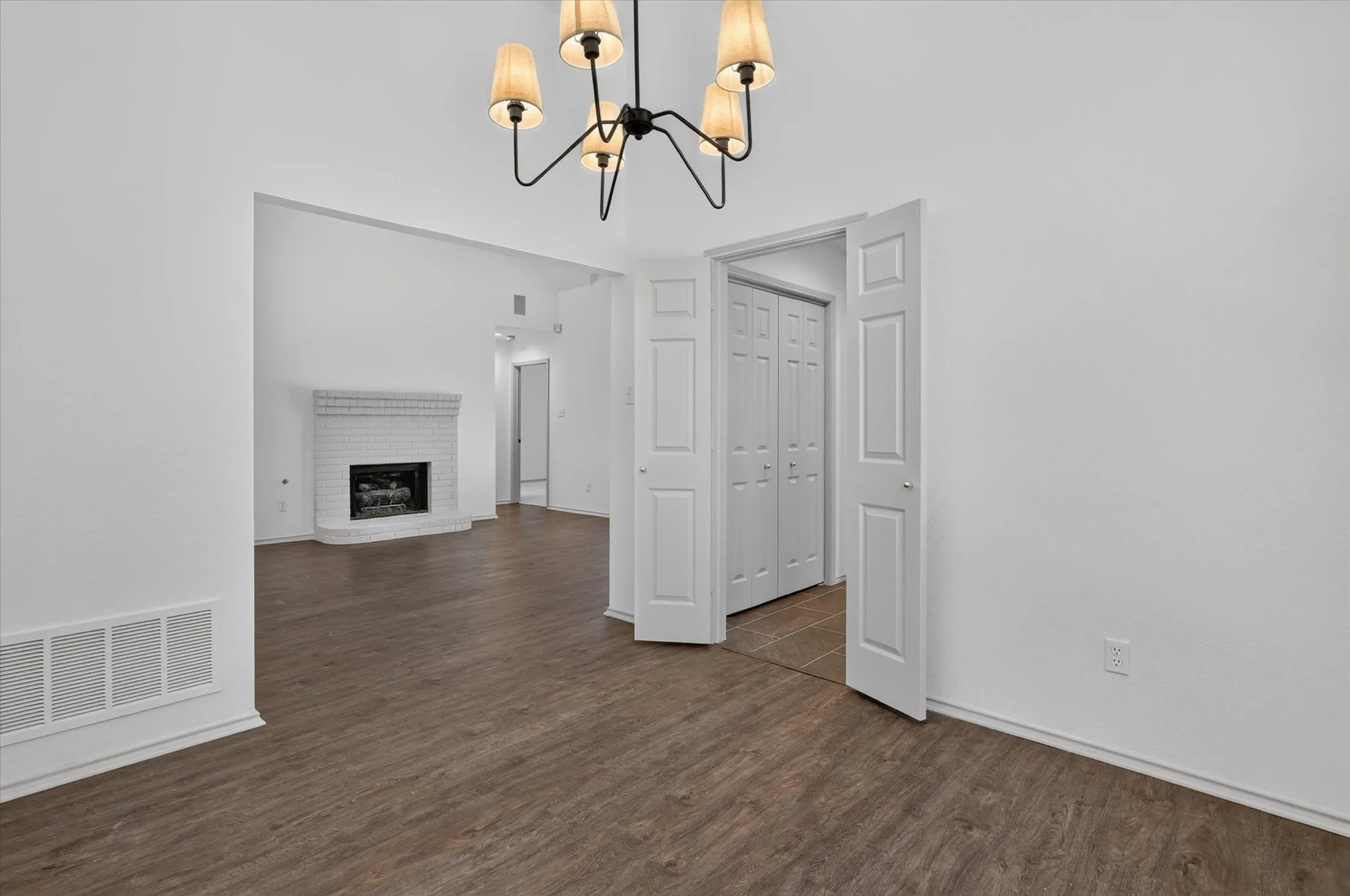 Single Family Residence For Sale in Denton County , 2613 Lakeshore Drive, Flower Mound, Texas 75028, 3 Bedroom, 2 Bathroom, 2 Garage spaces, 1,509 Sqft, built in 1992, mls#21390661, Real Estate Agent in Flower Mound, Homes For Sale in Denton county, Homes For Sale in Flower Mound, Realtor in Flower Mound Texas, Real Estate Brokerage Independent Realty Texas, Luminita Cordes Realtor