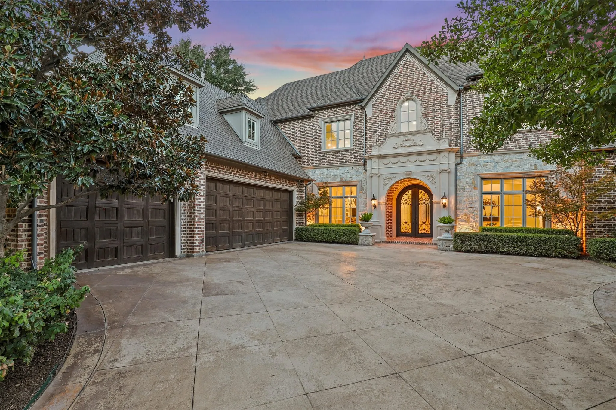 Located near The Star and Frisco’s exceptional dining, shopping and entertainment, this is more than a beautifully updated home. It is a distinctive custom residence where generous architecture, thoughtful design and relaxed luxury come together with remarkable ease.