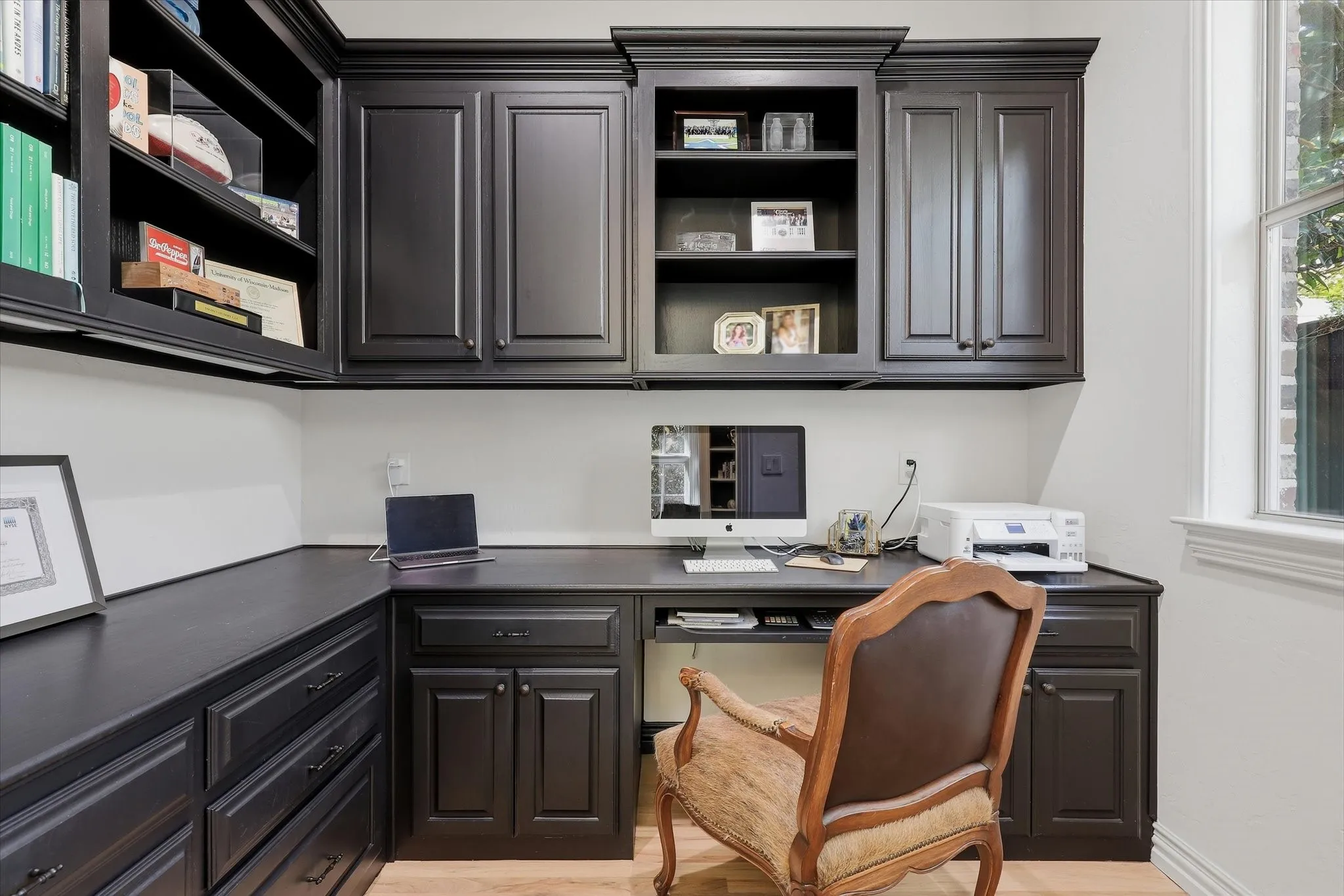 The adjoining 'Cinderella' office keeps printers, paperwork and everyday necessities organized and out of sight.