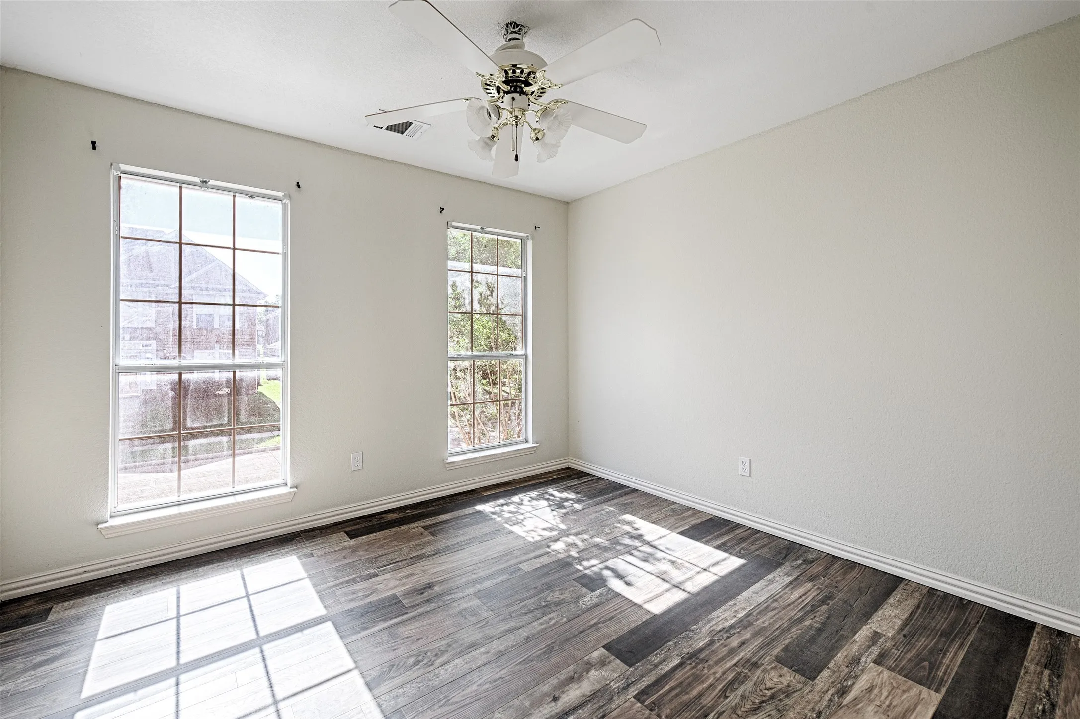 Single Family Residence For Sale in Collin County , 2325 Havard Oak Drive, Plano, Texas 75074, 4 Bedroom, 3 Bathroom, 2 Garage spaces, 2,178 Sqft, built in 1994, mls#21393631, Real Estate Agent in Plano, Homes For Sale in Collin county, Homes For Sale in Plano, Realtor in Plano Texas, Real Estate Brokerage Independent Realty Texas, Luminita Cordes Realtor