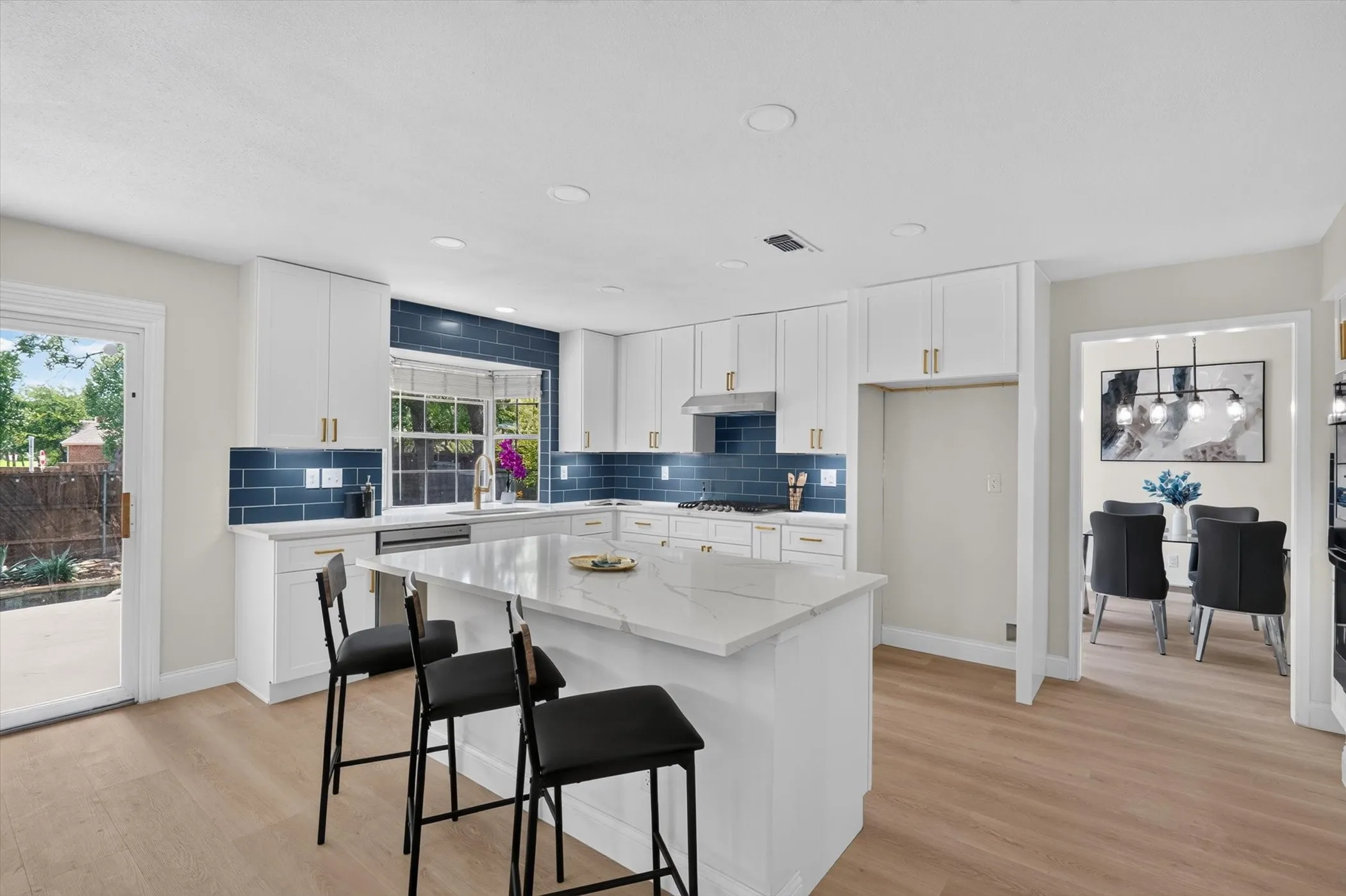 Single Family Residence For Rent in Denton County , 2687 Creekside Way, Highland Village, Texas 75077, 4 Bedroom, 3 Bathroom, 2 Garage spaces, 2,515 Sqft, built in 1989, mls#21395783, Real Estate Agent in Highland Village, Homes For Rent in Denton county, Homes For Rent in Highland Village, Realtor in Highland Village Texas, Real Estate Brokerage Independent Realty Texas, Luminita Cordes Realtor