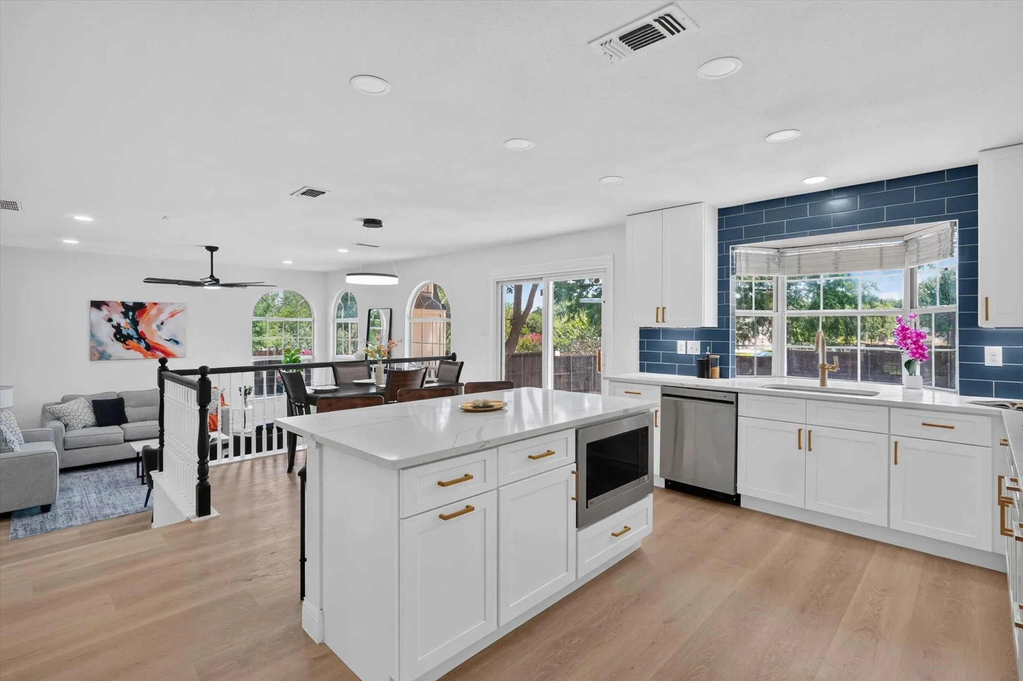 Single Family Residence For Rent in Denton County , 2687 Creekside Way, Highland Village, Texas 75077, 4 Bedroom, 3 Bathroom, 2 Garage spaces, 2,515 Sqft, built in 1989, mls#21395783, Real Estate Agent in Highland Village, Homes For Rent in Denton county, Homes For Rent in Highland Village, Realtor in Highland Village Texas, Real Estate Brokerage Independent Realty Texas, Luminita Cordes Realtor