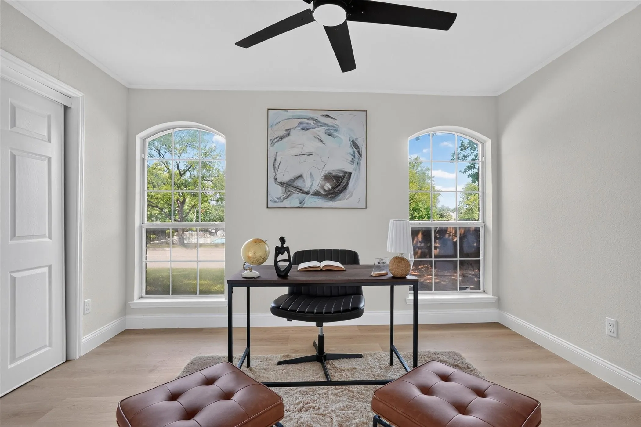 this room can be an office or bedroom