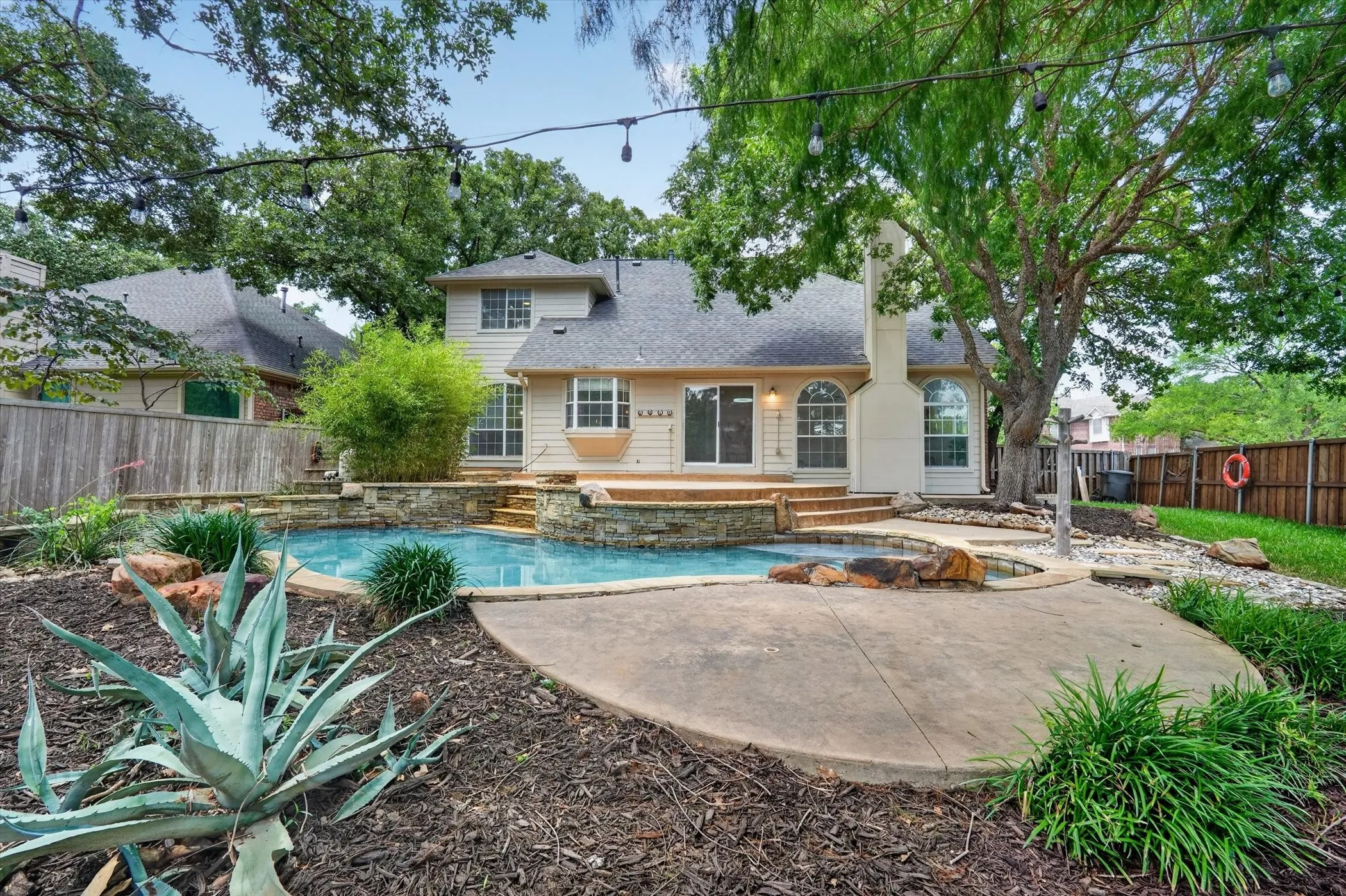 Single Family Residence For Rent in Denton County , 2687 Creekside Way, Highland Village, Texas 75077, 4 Bedroom, 3 Bathroom, 2 Garage spaces, 2,515 Sqft, built in 1989, mls#21395783, Real Estate Agent in Highland Village, Homes For Rent in Denton county, Homes For Rent in Highland Village, Realtor in Highland Village Texas, Real Estate Brokerage Independent Realty Texas, Luminita Cordes Realtor