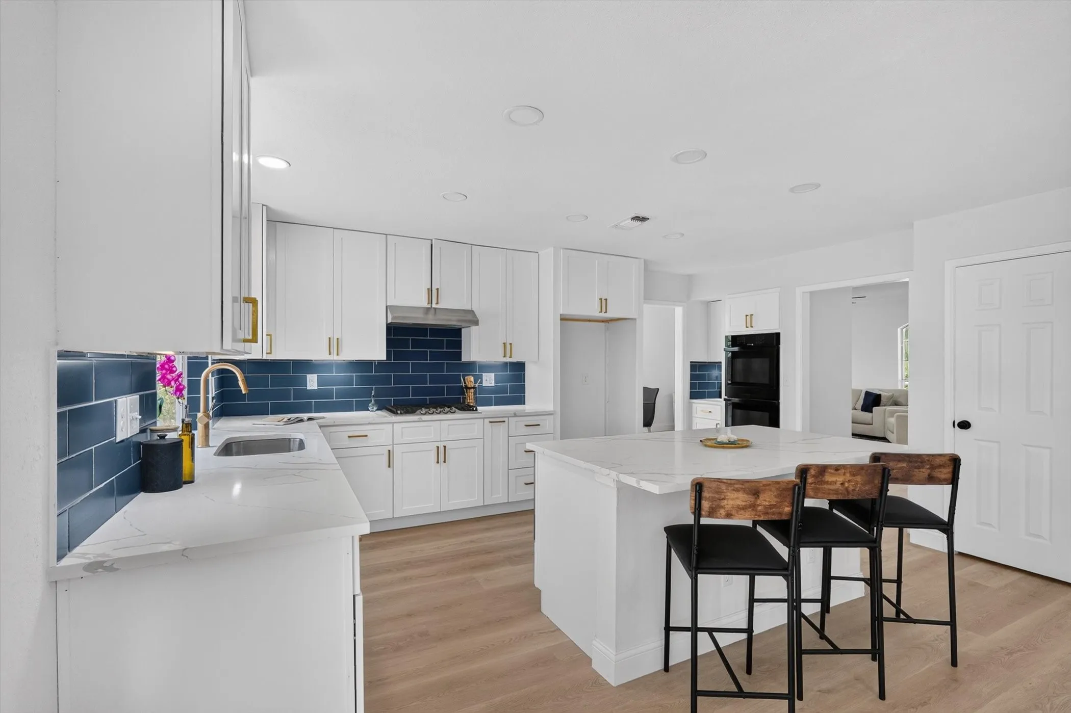 Single Family Residence For Rent in Denton County , 2687 Creekside Way, Highland Village, Texas 75077, 4 Bedroom, 3 Bathroom, 2 Garage spaces, 2,515 Sqft, built in 1989, mls#21395783, Real Estate Agent in Highland Village, Homes For Rent in Denton county, Homes For Rent in Highland Village, Realtor in Highland Village Texas, Real Estate Brokerage Independent Realty Texas, Luminita Cordes Realtor