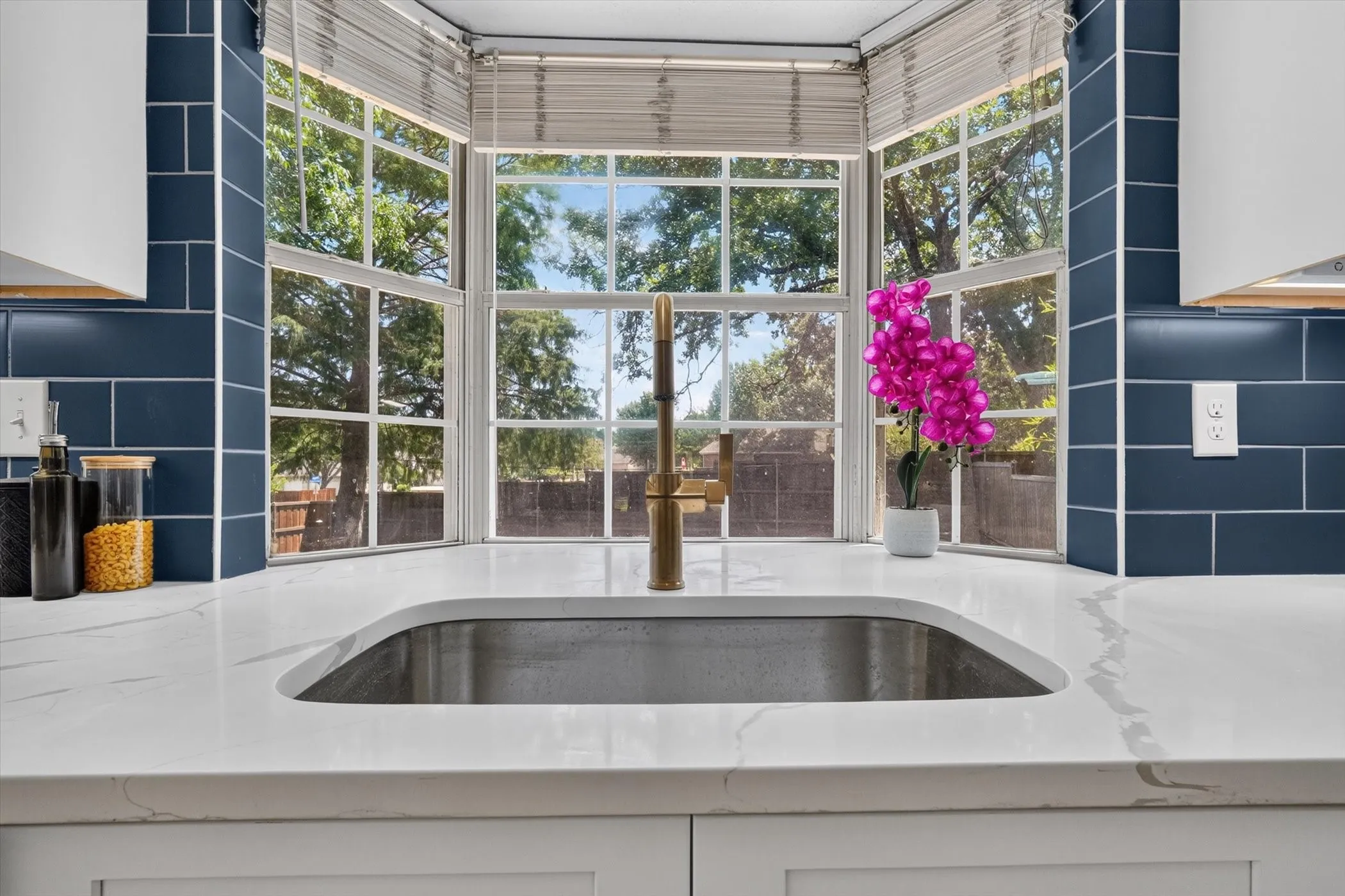 Single Family Residence For Rent in Denton County , 2687 Creekside Way, Highland Village, Texas 75077, 4 Bedroom, 3 Bathroom, 2 Garage spaces, 2,515 Sqft, built in 1989, mls#21395783, Real Estate Agent in Highland Village, Homes For Rent in Denton county, Homes For Rent in Highland Village, Realtor in Highland Village Texas, Real Estate Brokerage Independent Realty Texas, Luminita Cordes Realtor
