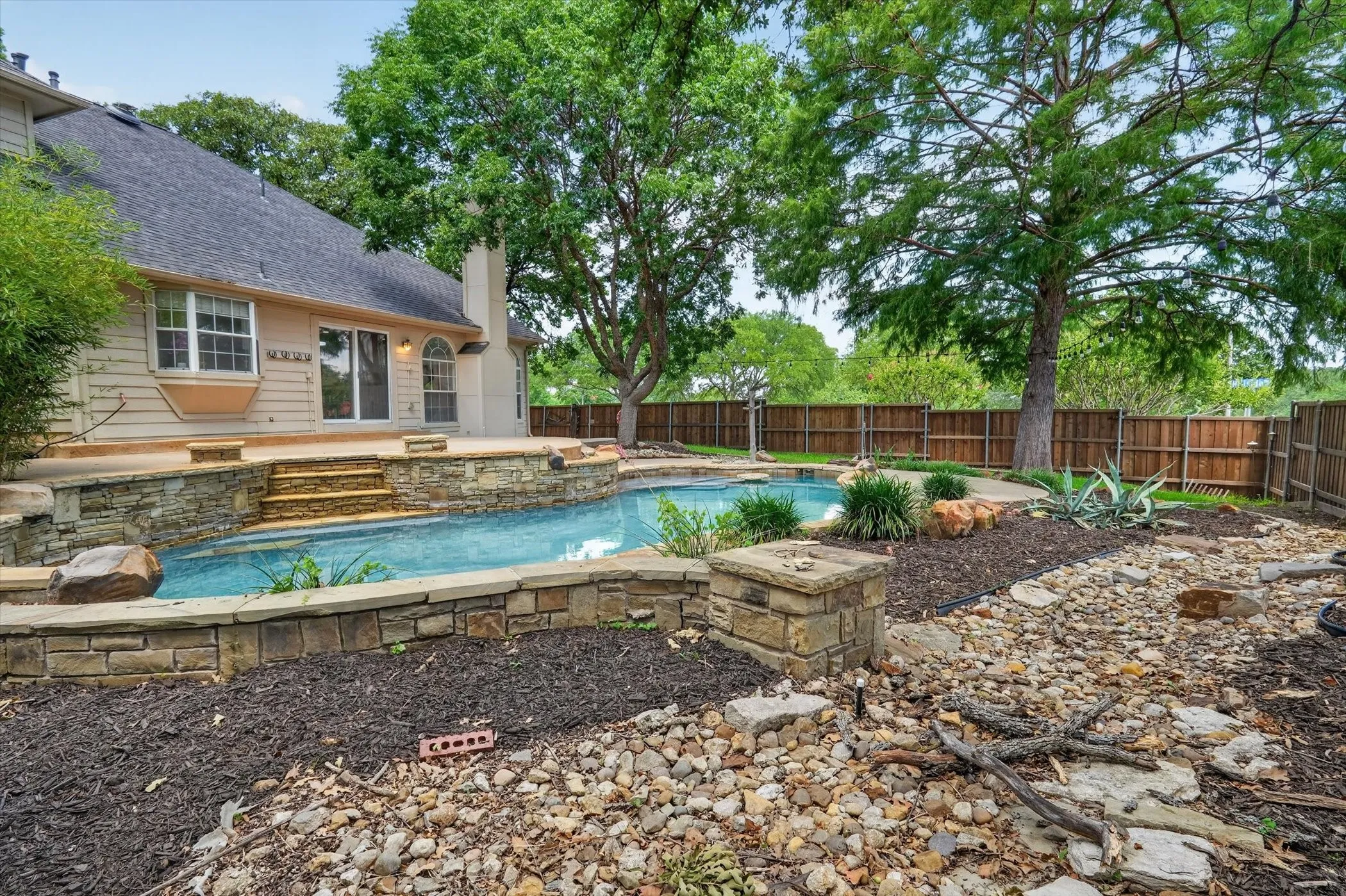 Single Family Residence For Rent in Denton County , 2687 Creekside Way, Highland Village, Texas 75077, 4 Bedroom, 3 Bathroom, 2 Garage spaces, 2,515 Sqft, built in 1989, mls#21395783, Real Estate Agent in Highland Village, Homes For Rent in Denton county, Homes For Rent in Highland Village, Realtor in Highland Village Texas, Real Estate Brokerage Independent Realty Texas, Luminita Cordes Realtor