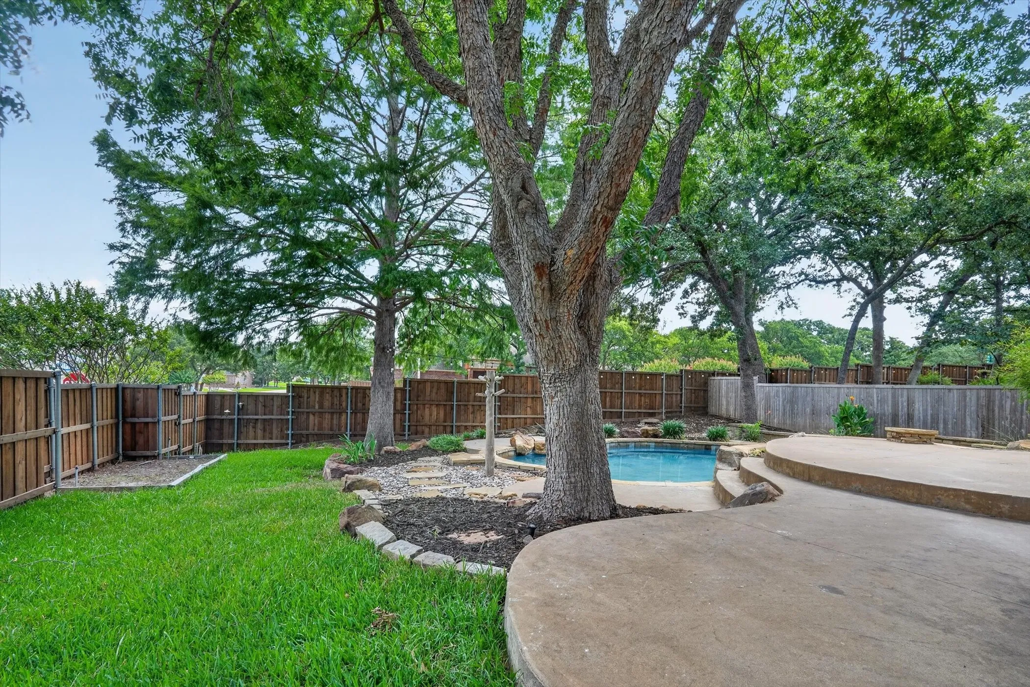 Single Family Residence For Rent in Denton County , 2687 Creekside Way, Highland Village, Texas 75077, 4 Bedroom, 3 Bathroom, 2 Garage spaces, 2,515 Sqft, built in 1989, mls#21395783, Real Estate Agent in Highland Village, Homes For Rent in Denton county, Homes For Rent in Highland Village, Realtor in Highland Village Texas, Real Estate Brokerage Independent Realty Texas, Luminita Cordes Realtor