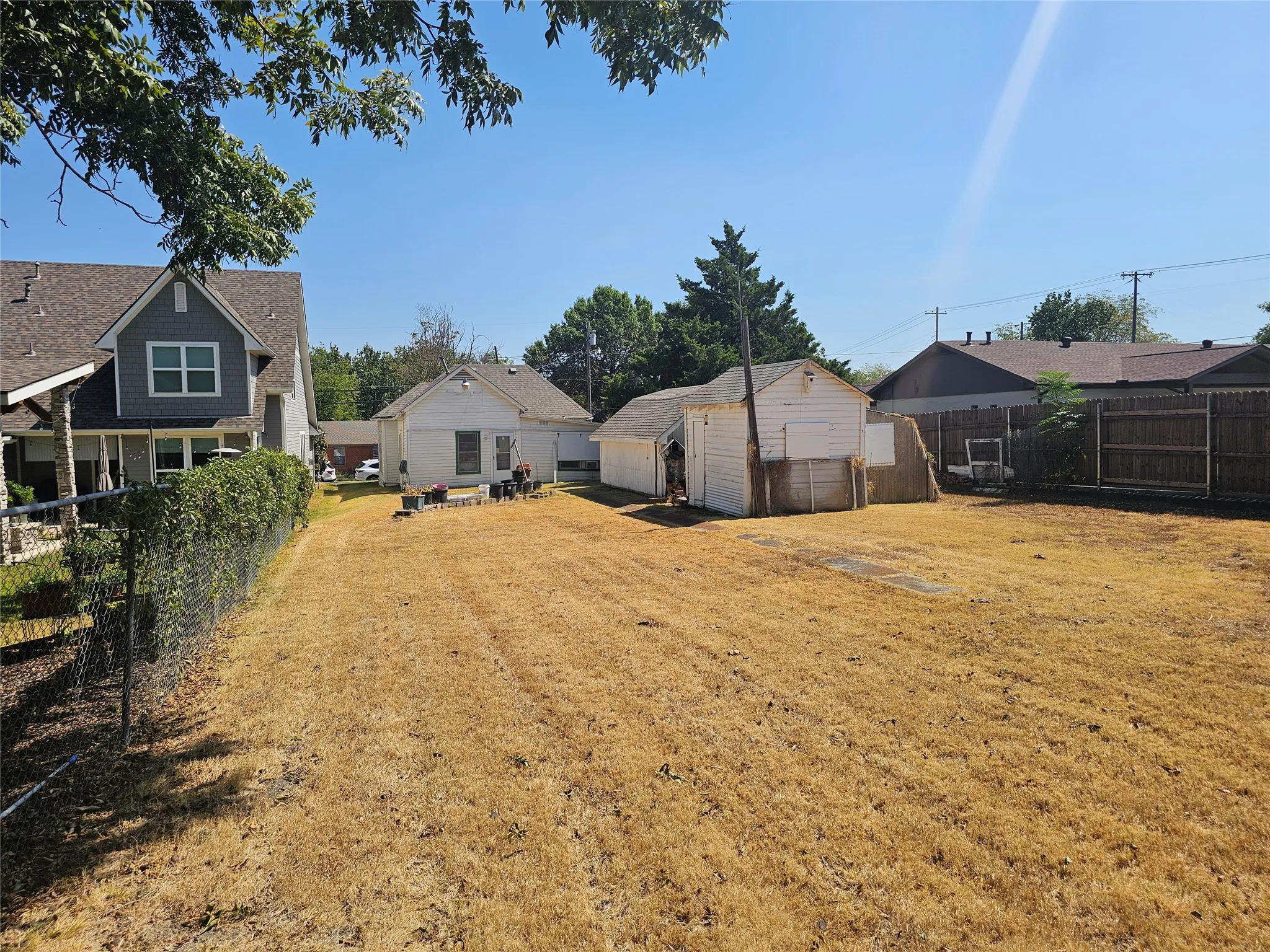 Single Family Residence For Sale in Collin County , 1405 West Street, Mc Kinney, Texas 75069, 2 Bedroom, 1 Bathroom, Garage spaces, 1,248 Sqft, built in 1962, mls#21394419, Real Estate Agent in Mc Kinney, Homes For Sale in Collin county, Homes For Sale in Mc Kinney, Realtor in Mc Kinney Texas, Real Estate Brokerage Independent Realty Texas, Luminita Cordes Realtor