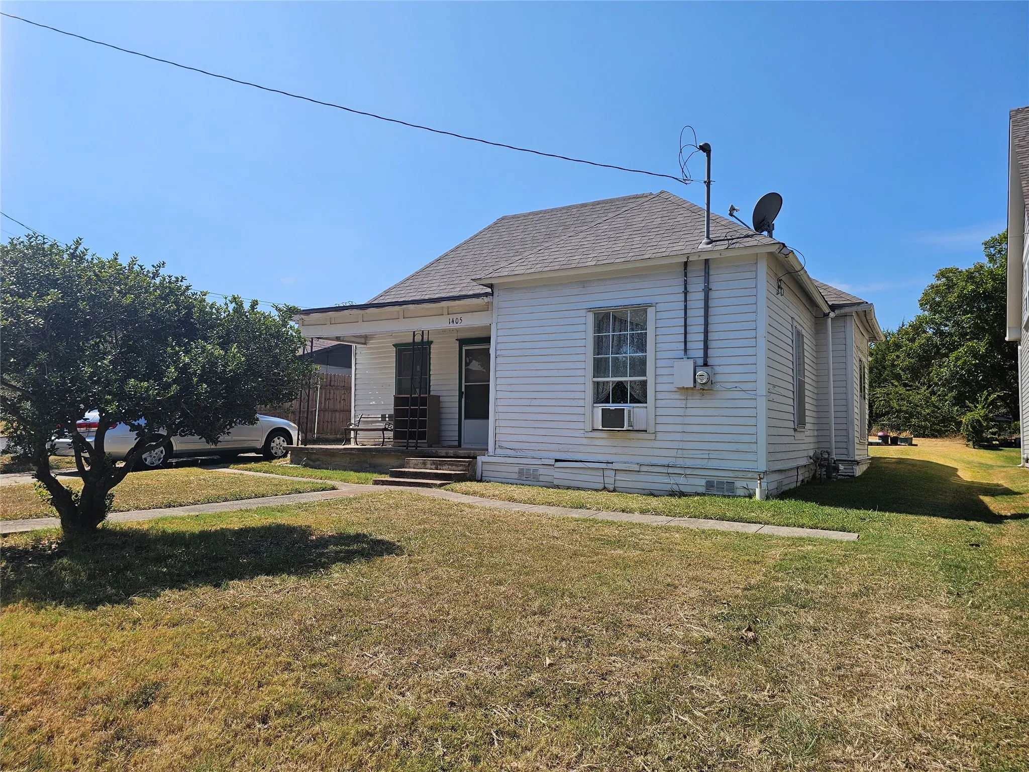 Single Family Residence For Sale in Collin County , 1405 West Street, Mc Kinney, Texas 75069, 2 Bedroom, 1 Bathroom, Garage spaces, 1,248 Sqft, built in 1962, mls#21394419, Real Estate Agent in Mc Kinney, Homes For Sale in Collin county, Homes For Sale in Mc Kinney, Realtor in Mc Kinney Texas, Real Estate Brokerage Independent Realty Texas, Luminita Cordes Realtor