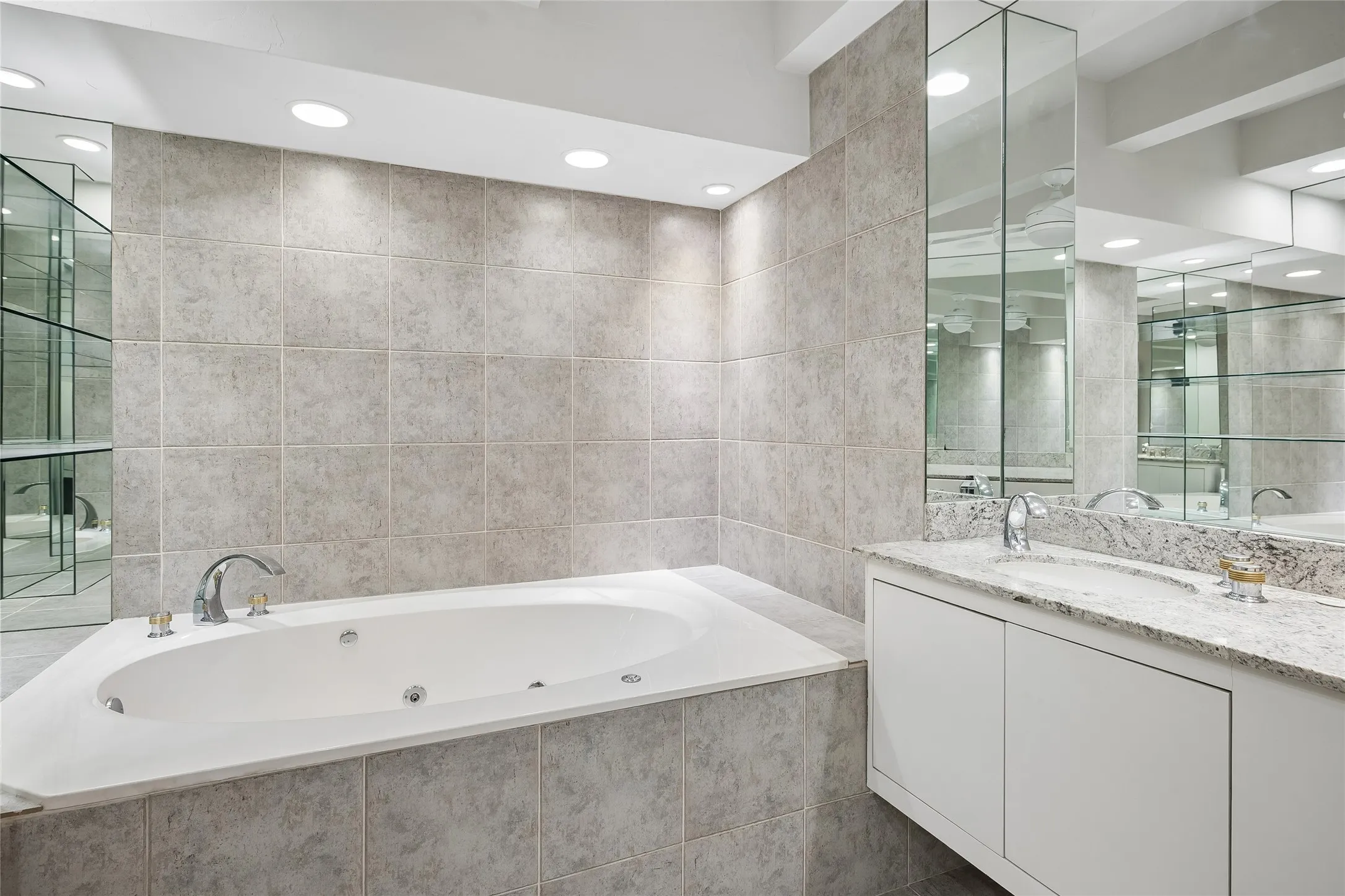 Condominium For Sale in Dallas County , 5200 Keller Springs Road 730, Dallas, Texas 75248, 2 Bedroom, 2 Bathroom, 1 Garage spaces, 2,105 Sqft, built in 1981, mls#21391868, Real Estate Agent in Dallas, Homes For Sale in Dallas county, Homes For Sale in Dallas, Realtor in Dallas Texas, Real Estate Brokerage Independent Realty Texas, Luminita Cordes Realtor