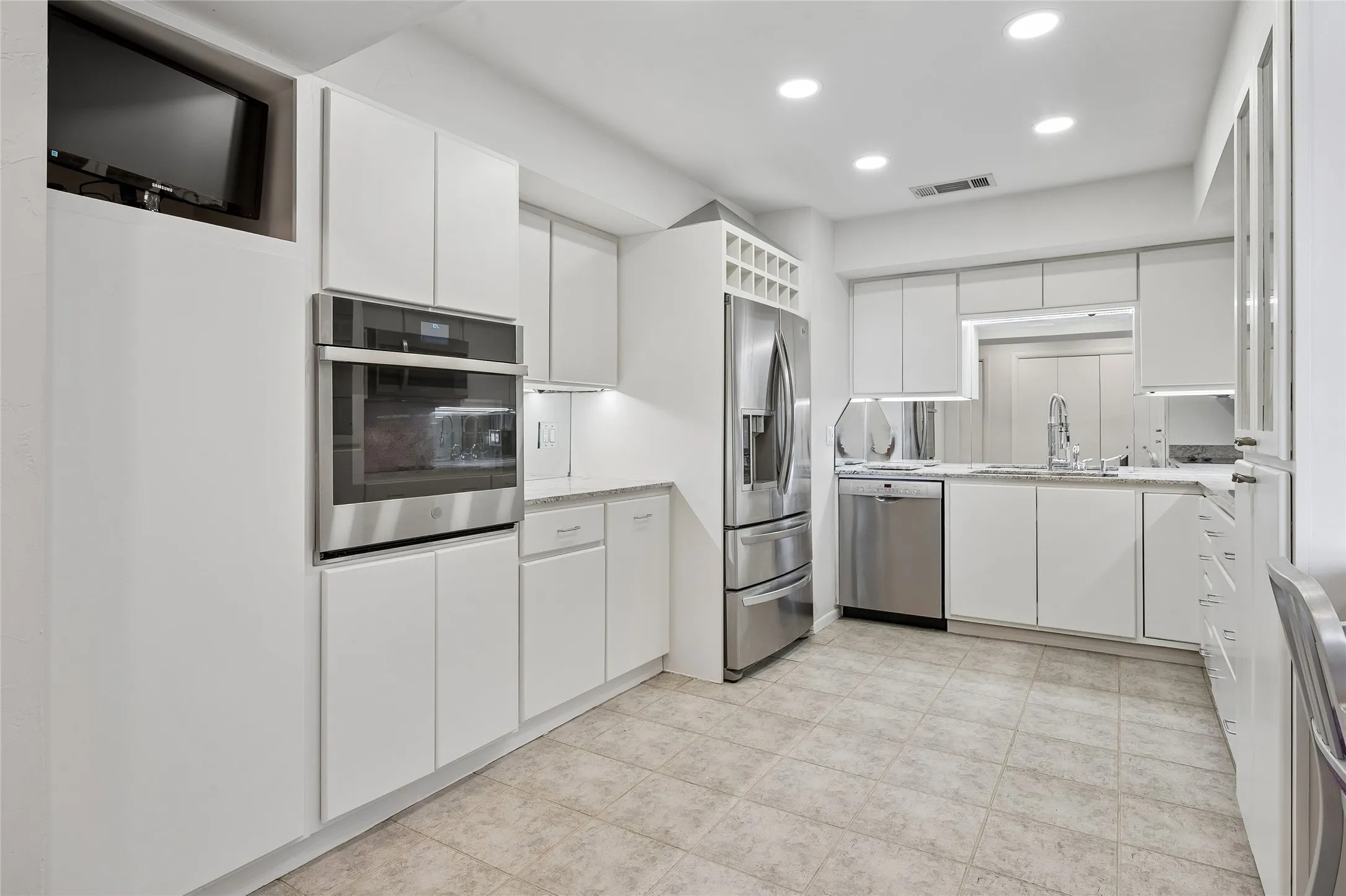 Condominium For Sale in Dallas County , 5200 Keller Springs Road 730, Dallas, Texas 75248, 2 Bedroom, 2 Bathroom, 1 Garage spaces, 2,105 Sqft, built in 1981, mls#21391868, Real Estate Agent in Dallas, Homes For Sale in Dallas county, Homes For Sale in Dallas, Realtor in Dallas Texas, Real Estate Brokerage Independent Realty Texas, Luminita Cordes Realtor