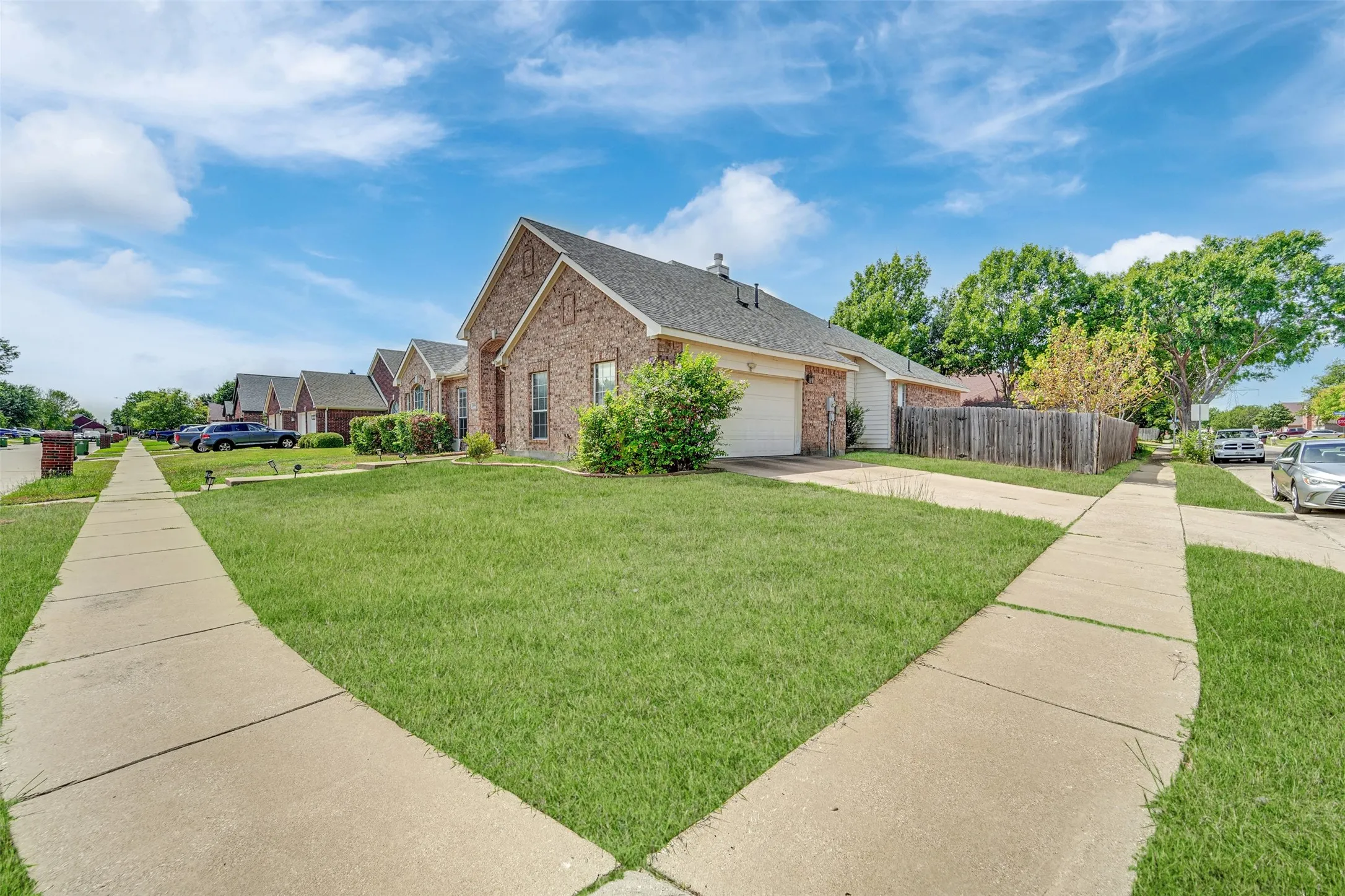 Single Family Residence For Sale in Tarrant County , 6900 Field Lark Drive, Arlington, Texas 76002, 3 Bedroom, 2 Bathroom, 2 Garage spaces, 2,202 Sqft, built in 1999, mls#21383102, Real Estate Agent in Arlington, Homes For Sale in Tarrant county, Homes For Sale in Arlington, Realtor in Arlington Texas, Real Estate Brokerage Independent Realty Texas, Luminita Cordes Realtor