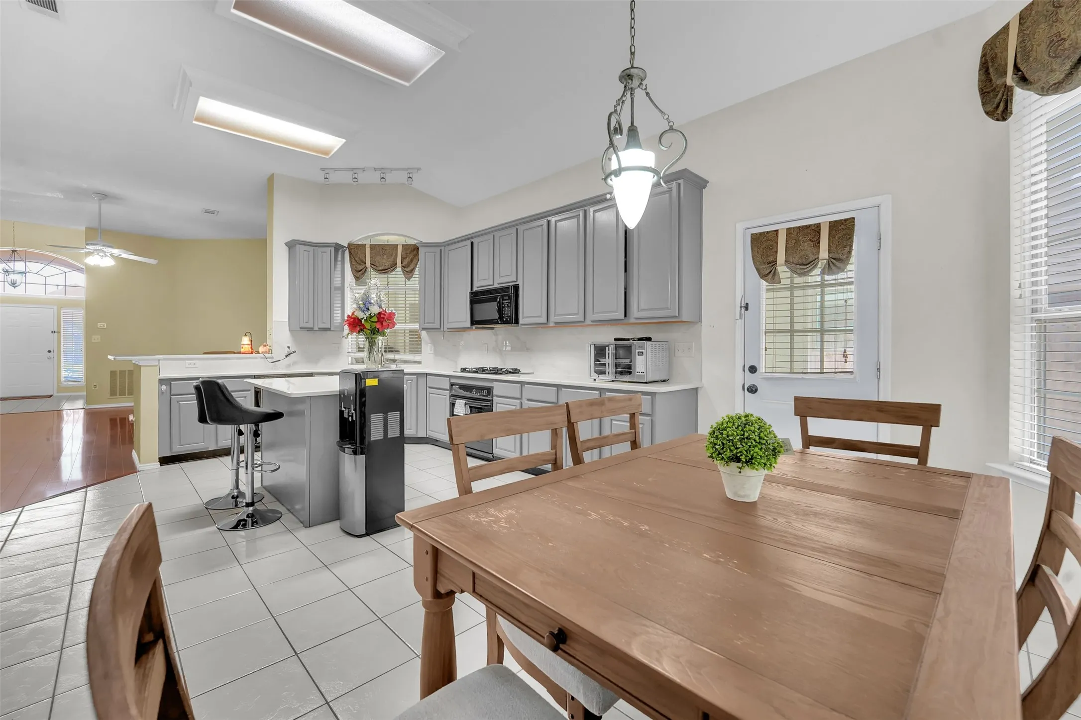 Single Family Residence For Sale in Tarrant County , 6900 Field Lark Drive, Arlington, Texas 76002, 3 Bedroom, 2 Bathroom, 2 Garage spaces, 2,202 Sqft, built in 1999, mls#21383102, Real Estate Agent in Arlington, Homes For Sale in Tarrant county, Homes For Sale in Arlington, Realtor in Arlington Texas, Real Estate Brokerage Independent Realty Texas, Luminita Cordes Realtor