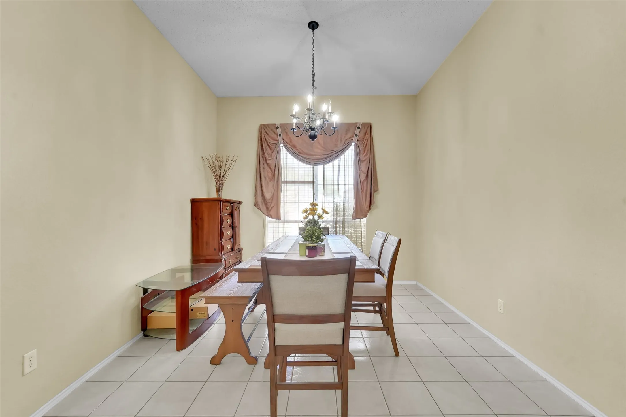 Single Family Residence For Sale in Tarrant County , 6900 Field Lark Drive, Arlington, Texas 76002, 3 Bedroom, 2 Bathroom, 2 Garage spaces, 2,202 Sqft, built in 1999, mls#21383102, Real Estate Agent in Arlington, Homes For Sale in Tarrant county, Homes For Sale in Arlington, Realtor in Arlington Texas, Real Estate Brokerage Independent Realty Texas, Luminita Cordes Realtor