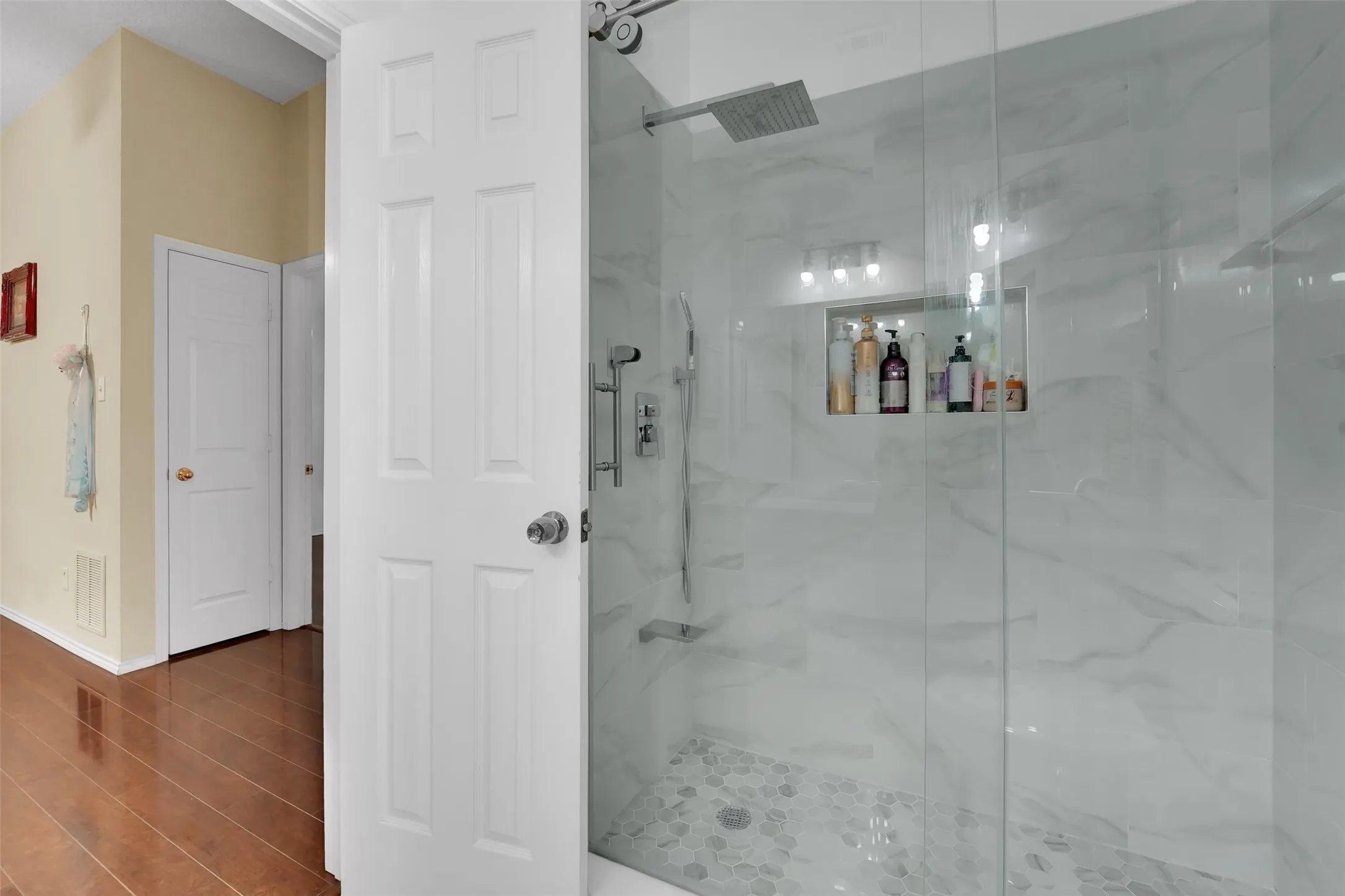 Single Family Residence For Sale in Tarrant County , 6900 Field Lark Drive, Arlington, Texas 76002, 3 Bedroom, 2 Bathroom, 2 Garage spaces, 2,202 Sqft, built in 1999, mls#21383102, Real Estate Agent in Arlington, Homes For Sale in Tarrant county, Homes For Sale in Arlington, Realtor in Arlington Texas, Real Estate Brokerage Independent Realty Texas, Luminita Cordes Realtor