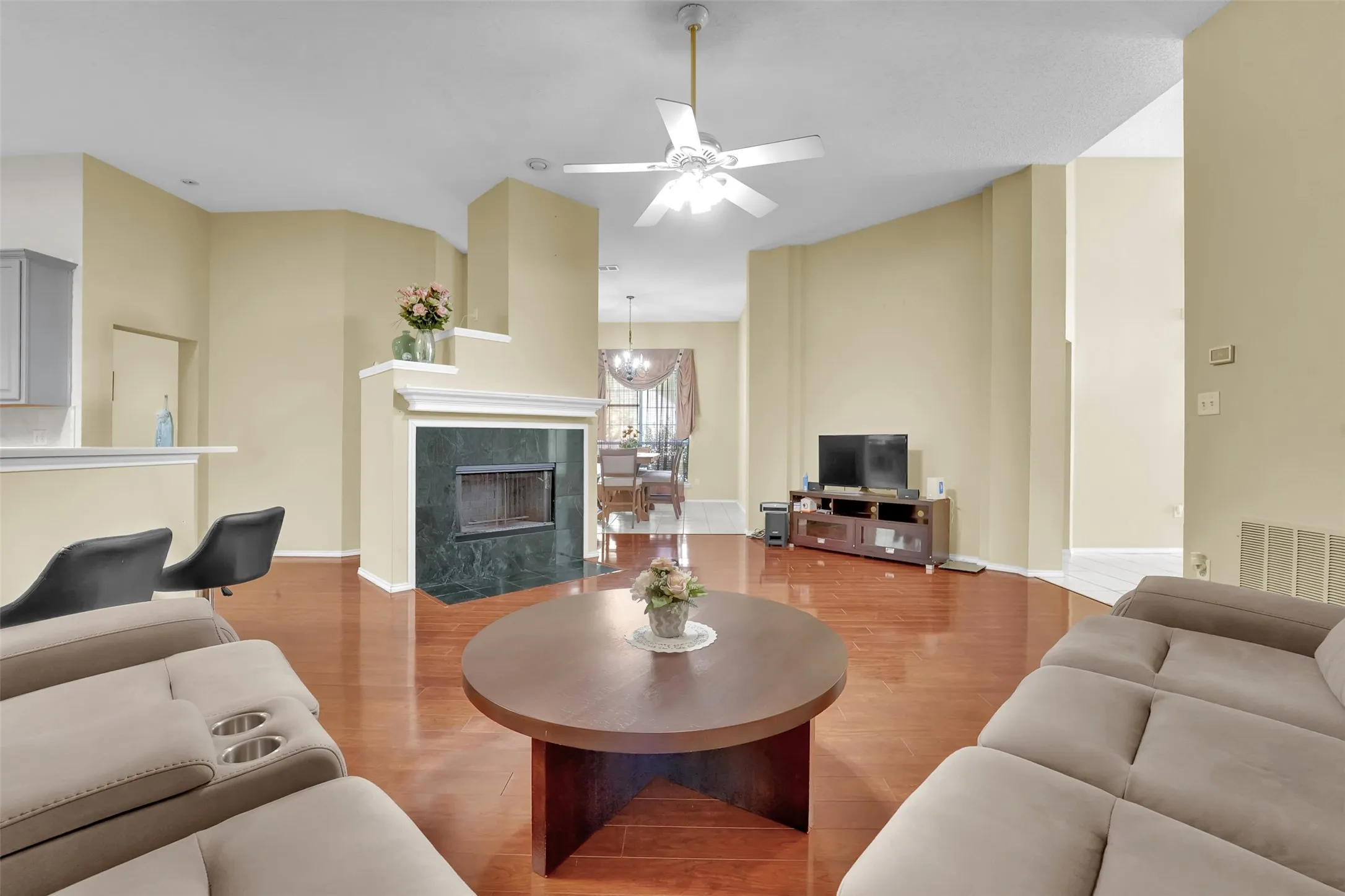 Single Family Residence For Sale in Tarrant County , 6900 Field Lark Drive, Arlington, Texas 76002, 3 Bedroom, 2 Bathroom, 2 Garage spaces, 2,202 Sqft, built in 1999, mls#21383102, Real Estate Agent in Arlington, Homes For Sale in Tarrant county, Homes For Sale in Arlington, Realtor in Arlington Texas, Real Estate Brokerage Independent Realty Texas, Luminita Cordes Realtor
