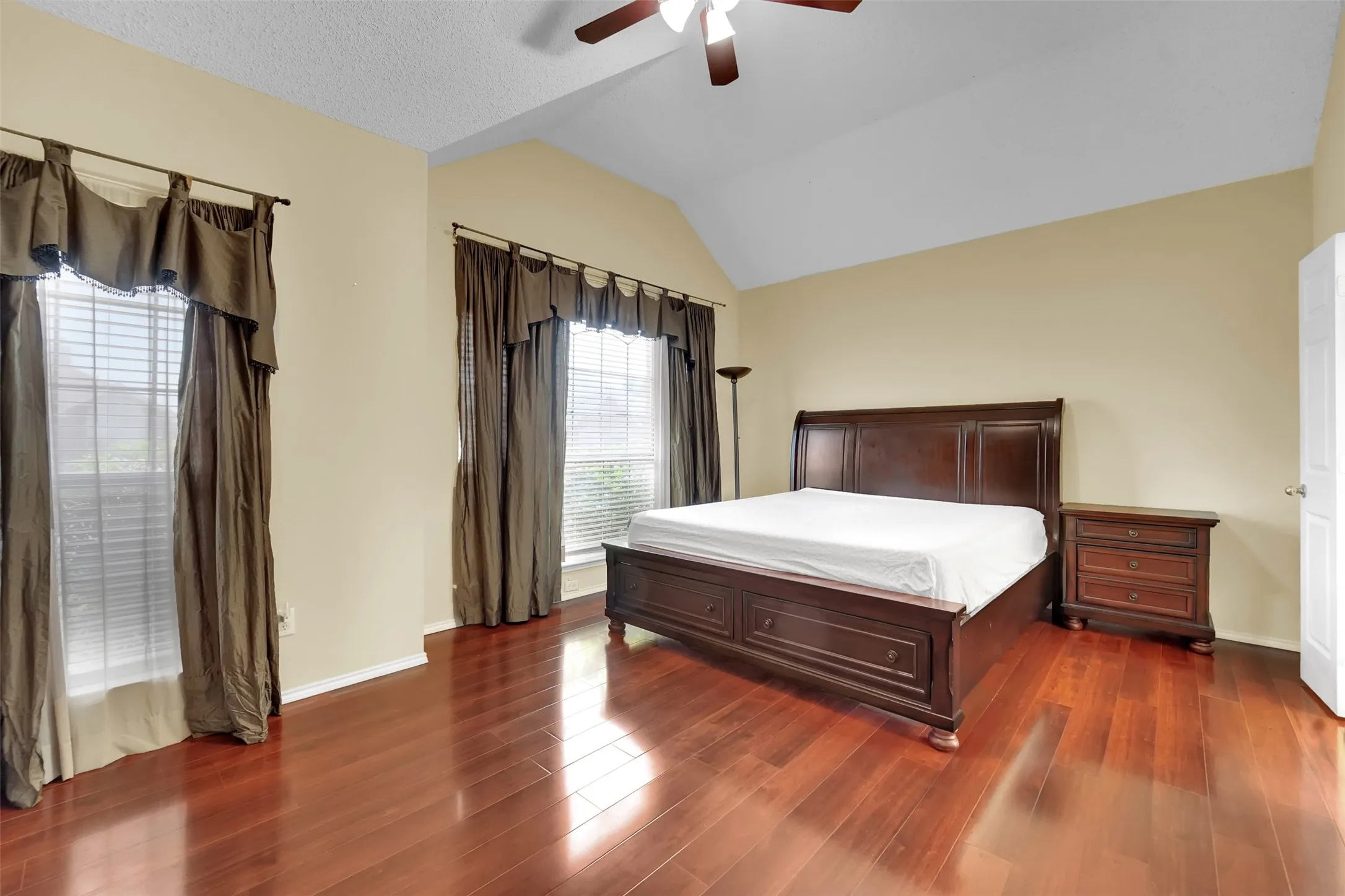 Single Family Residence For Sale in Tarrant County , 6900 Field Lark Drive, Arlington, Texas 76002, 3 Bedroom, 2 Bathroom, 2 Garage spaces, 2,202 Sqft, built in 1999, mls#21383102, Real Estate Agent in Arlington, Homes For Sale in Tarrant county, Homes For Sale in Arlington, Realtor in Arlington Texas, Real Estate Brokerage Independent Realty Texas, Luminita Cordes Realtor