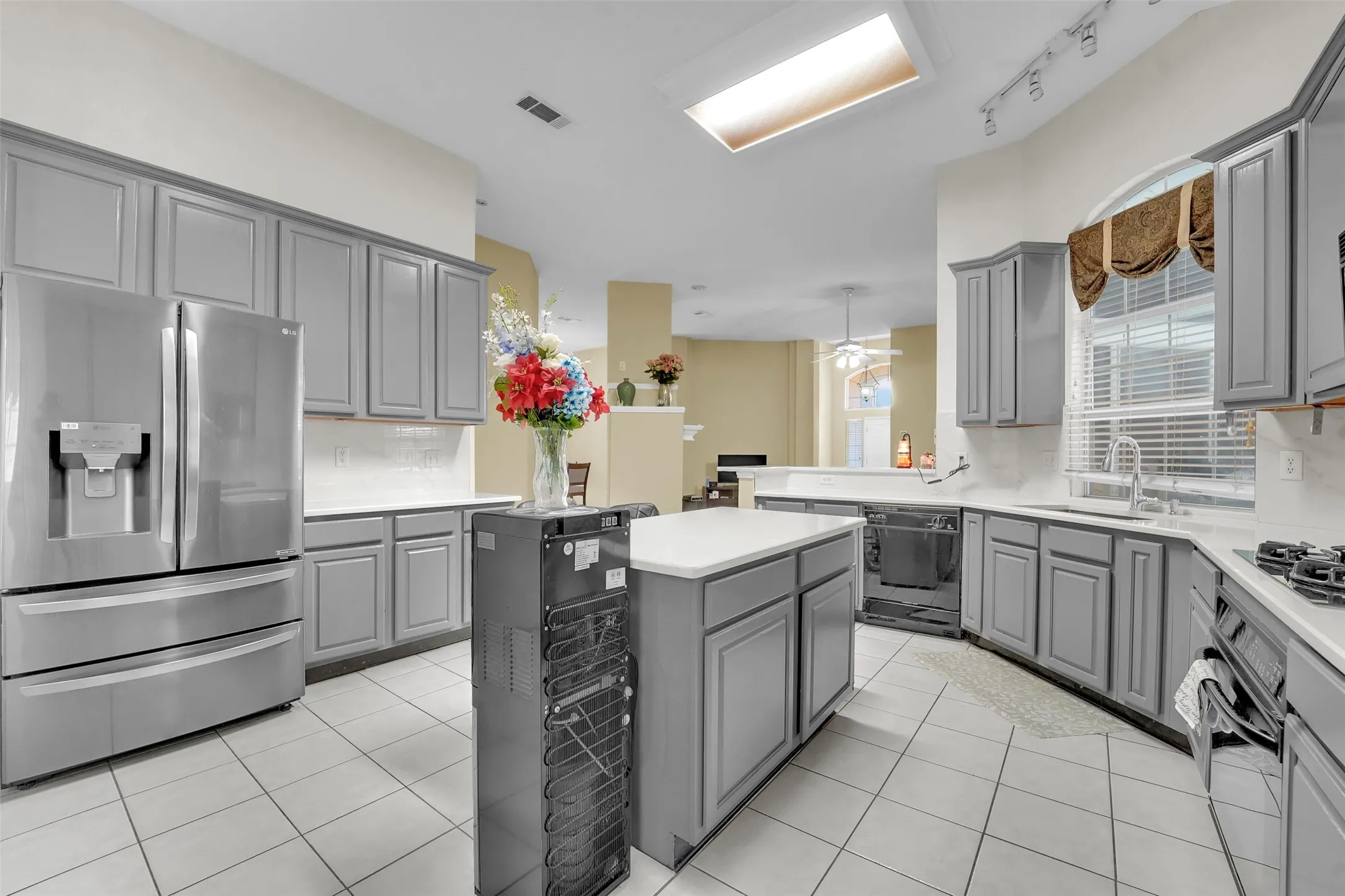 Single Family Residence For Sale in Tarrant County , 6900 Field Lark Drive, Arlington, Texas 76002, 3 Bedroom, 2 Bathroom, 2 Garage spaces, 2,202 Sqft, built in 1999, mls#21383102, Real Estate Agent in Arlington, Homes For Sale in Tarrant county, Homes For Sale in Arlington, Realtor in Arlington Texas, Real Estate Brokerage Independent Realty Texas, Luminita Cordes Realtor