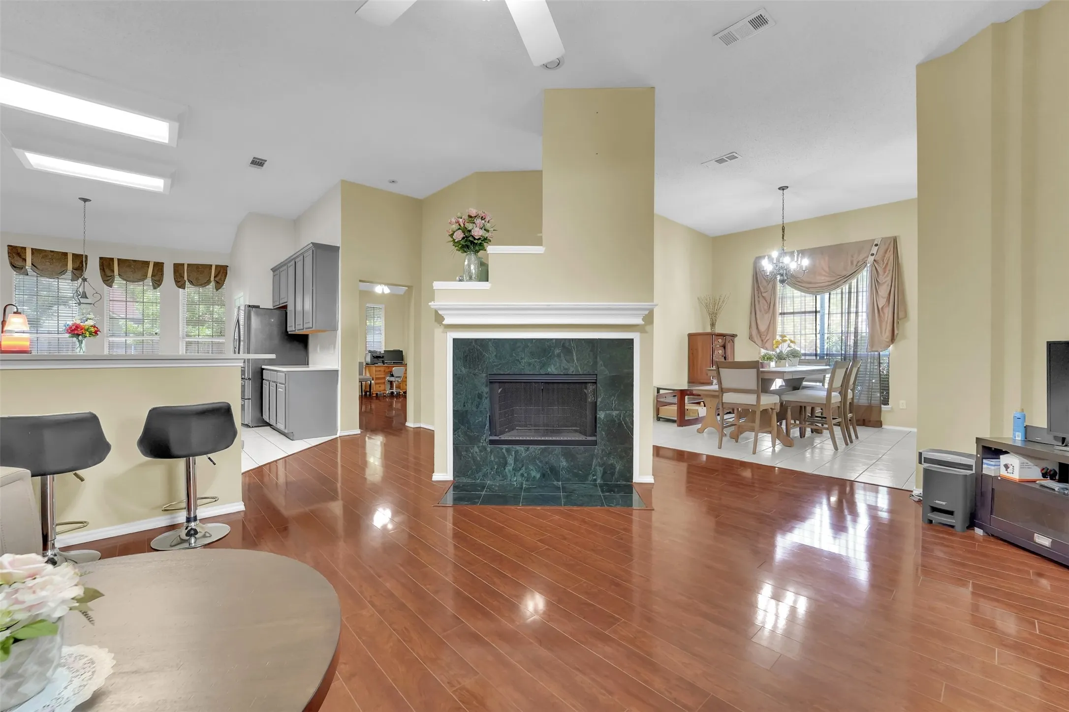 Single Family Residence For Sale in Tarrant County , 6900 Field Lark Drive, Arlington, Texas 76002, 3 Bedroom, 2 Bathroom, 2 Garage spaces, 2,202 Sqft, built in 1999, mls#21383102, Real Estate Agent in Arlington, Homes For Sale in Tarrant county, Homes For Sale in Arlington, Realtor in Arlington Texas, Real Estate Brokerage Independent Realty Texas, Luminita Cordes Realtor