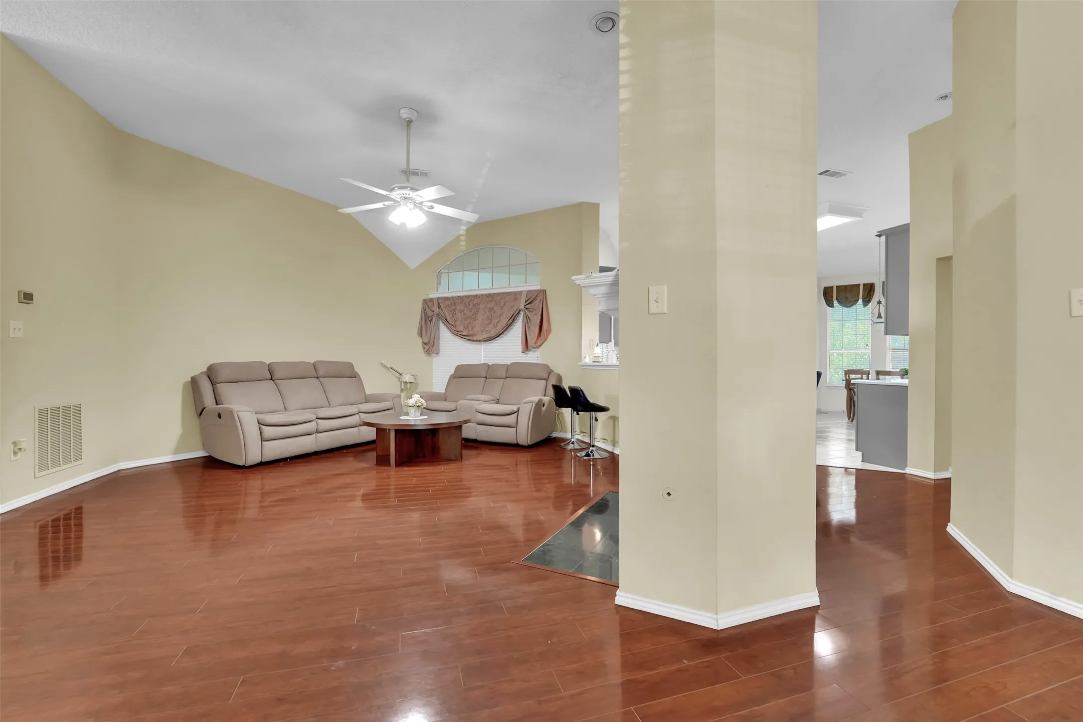 Single Family Residence For Sale in Tarrant County , 6900 Field Lark Drive, Arlington, Texas 76002, 3 Bedroom, 2 Bathroom, 2 Garage spaces, 2,202 Sqft, built in 1999, mls#21383102, Real Estate Agent in Arlington, Homes For Sale in Tarrant county, Homes For Sale in Arlington, Realtor in Arlington Texas, Real Estate Brokerage Independent Realty Texas, Luminita Cordes Realtor