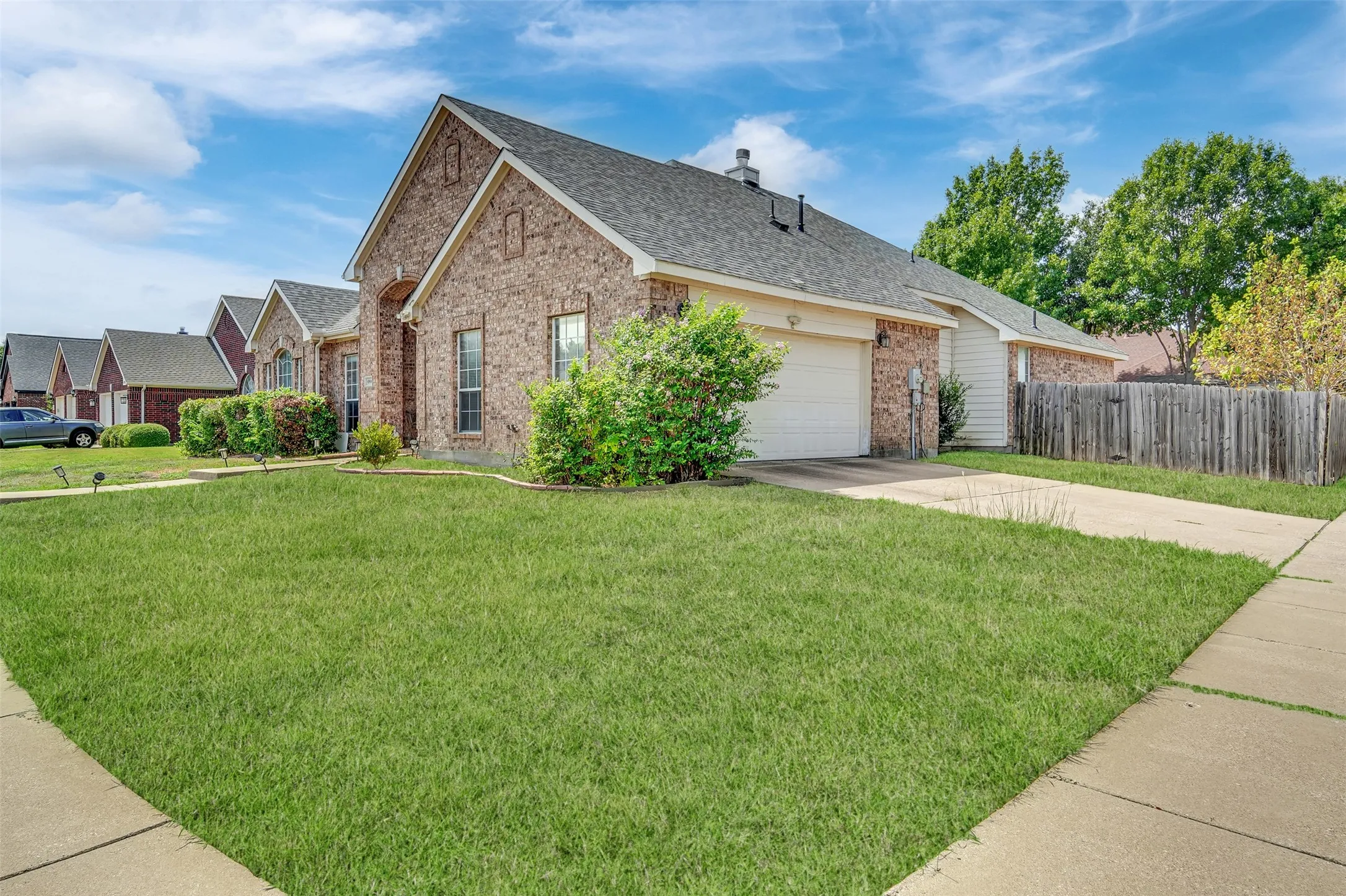 Single Family Residence For Sale in Tarrant County , 6900 Field Lark Drive, Arlington, Texas 76002, 3 Bedroom, 2 Bathroom, 2 Garage spaces, 2,202 Sqft, built in 1999, mls#21383102, Real Estate Agent in Arlington, Homes For Sale in Tarrant county, Homes For Sale in Arlington, Realtor in Arlington Texas, Real Estate Brokerage Independent Realty Texas, Luminita Cordes Realtor