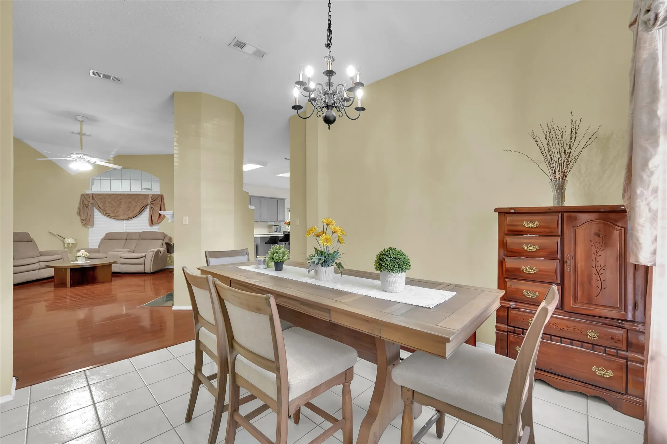 Single Family Residence For Sale in Tarrant County , 6900 Field Lark Drive, Arlington, Texas 76002, 3 Bedroom, 2 Bathroom, 2 Garage spaces, 2,202 Sqft, built in 1999, mls#21383102, Real Estate Agent in Arlington, Homes For Sale in Tarrant county, Homes For Sale in Arlington, Realtor in Arlington Texas, Real Estate Brokerage Independent Realty Texas, Luminita Cordes Realtor