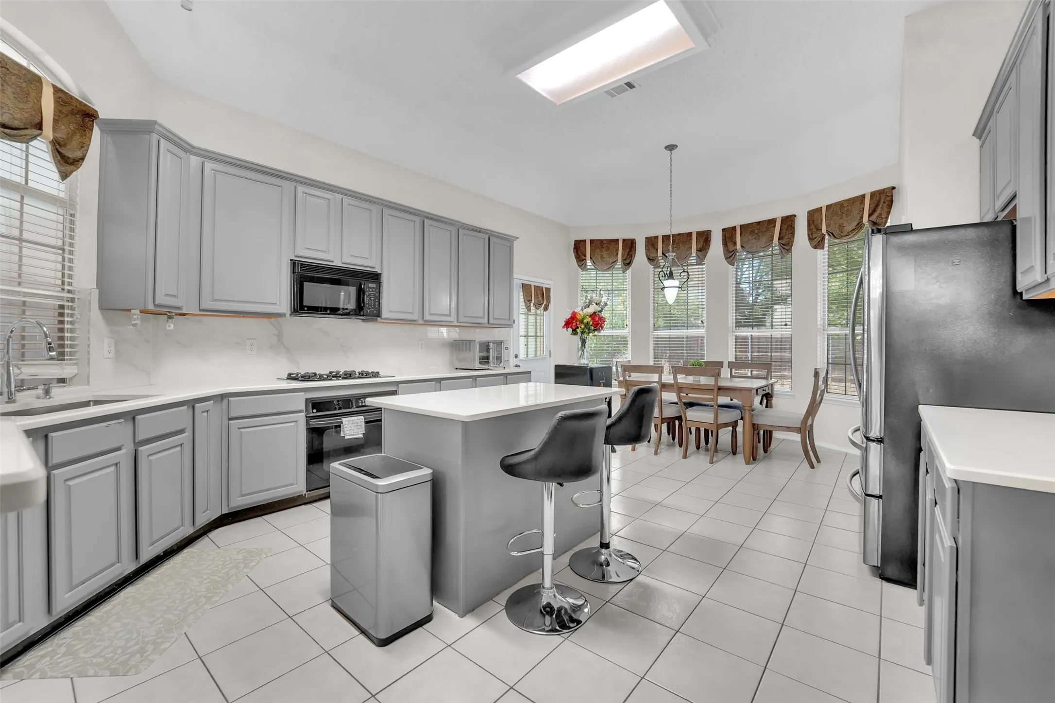 Single Family Residence For Sale in Tarrant County , 6900 Field Lark Drive, Arlington, Texas 76002, 3 Bedroom, 2 Bathroom, 2 Garage spaces, 2,202 Sqft, built in 1999, mls#21383102, Real Estate Agent in Arlington, Homes For Sale in Tarrant county, Homes For Sale in Arlington, Realtor in Arlington Texas, Real Estate Brokerage Independent Realty Texas, Luminita Cordes Realtor