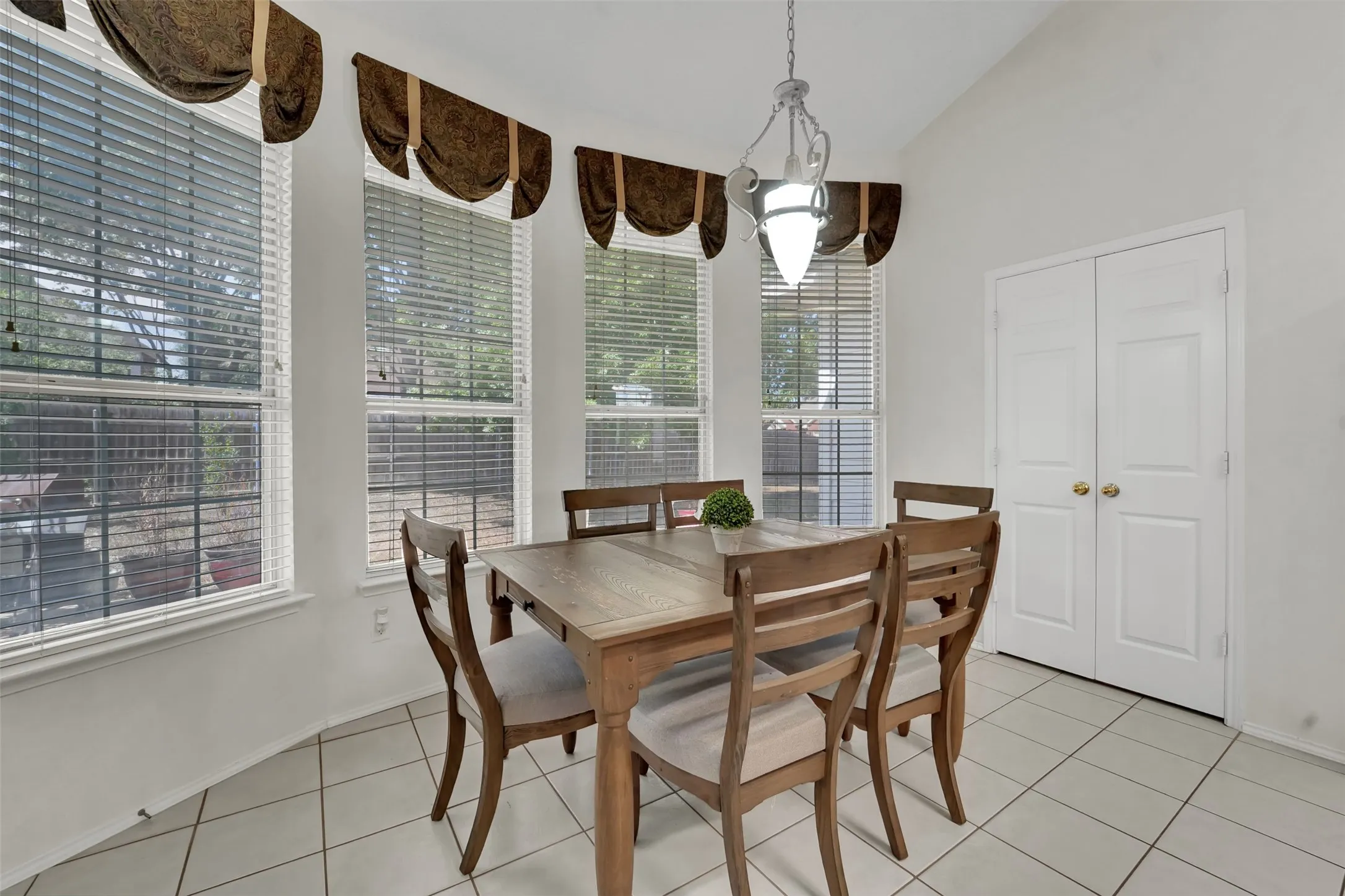 Single Family Residence For Sale in Tarrant County , 6900 Field Lark Drive, Arlington, Texas 76002, 3 Bedroom, 2 Bathroom, 2 Garage spaces, 2,202 Sqft, built in 1999, mls#21383102, Real Estate Agent in Arlington, Homes For Sale in Tarrant county, Homes For Sale in Arlington, Realtor in Arlington Texas, Real Estate Brokerage Independent Realty Texas, Luminita Cordes Realtor