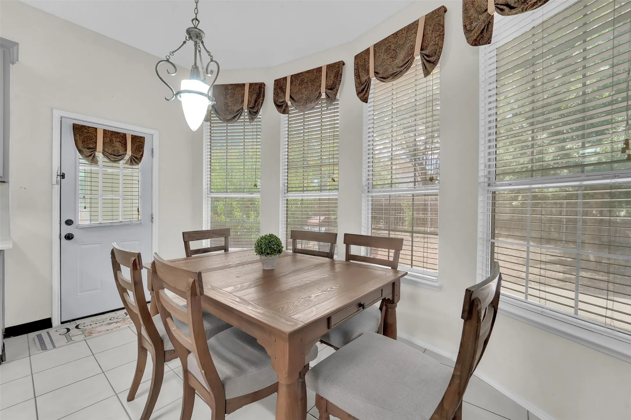 Single Family Residence For Sale in Tarrant County , 6900 Field Lark Drive, Arlington, Texas 76002, 3 Bedroom, 2 Bathroom, 2 Garage spaces, 2,202 Sqft, built in 1999, mls#21383102, Real Estate Agent in Arlington, Homes For Sale in Tarrant county, Homes For Sale in Arlington, Realtor in Arlington Texas, Real Estate Brokerage Independent Realty Texas, Luminita Cordes Realtor