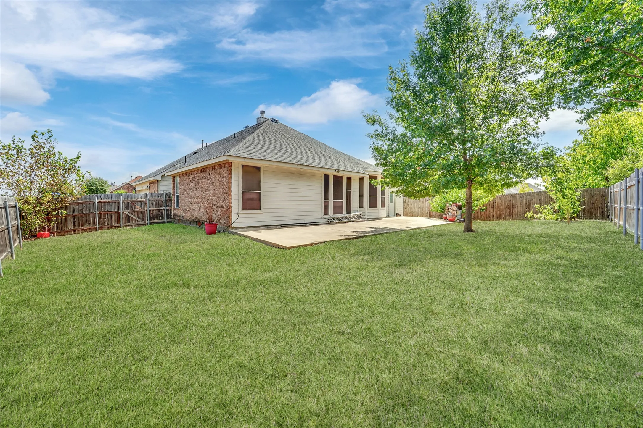 Single Family Residence For Sale in Tarrant County , 6900 Field Lark Drive, Arlington, Texas 76002, 3 Bedroom, 2 Bathroom, 2 Garage spaces, 2,202 Sqft, built in 1999, mls#21383102, Real Estate Agent in Arlington, Homes For Sale in Tarrant county, Homes For Sale in Arlington, Realtor in Arlington Texas, Real Estate Brokerage Independent Realty Texas, Luminita Cordes Realtor