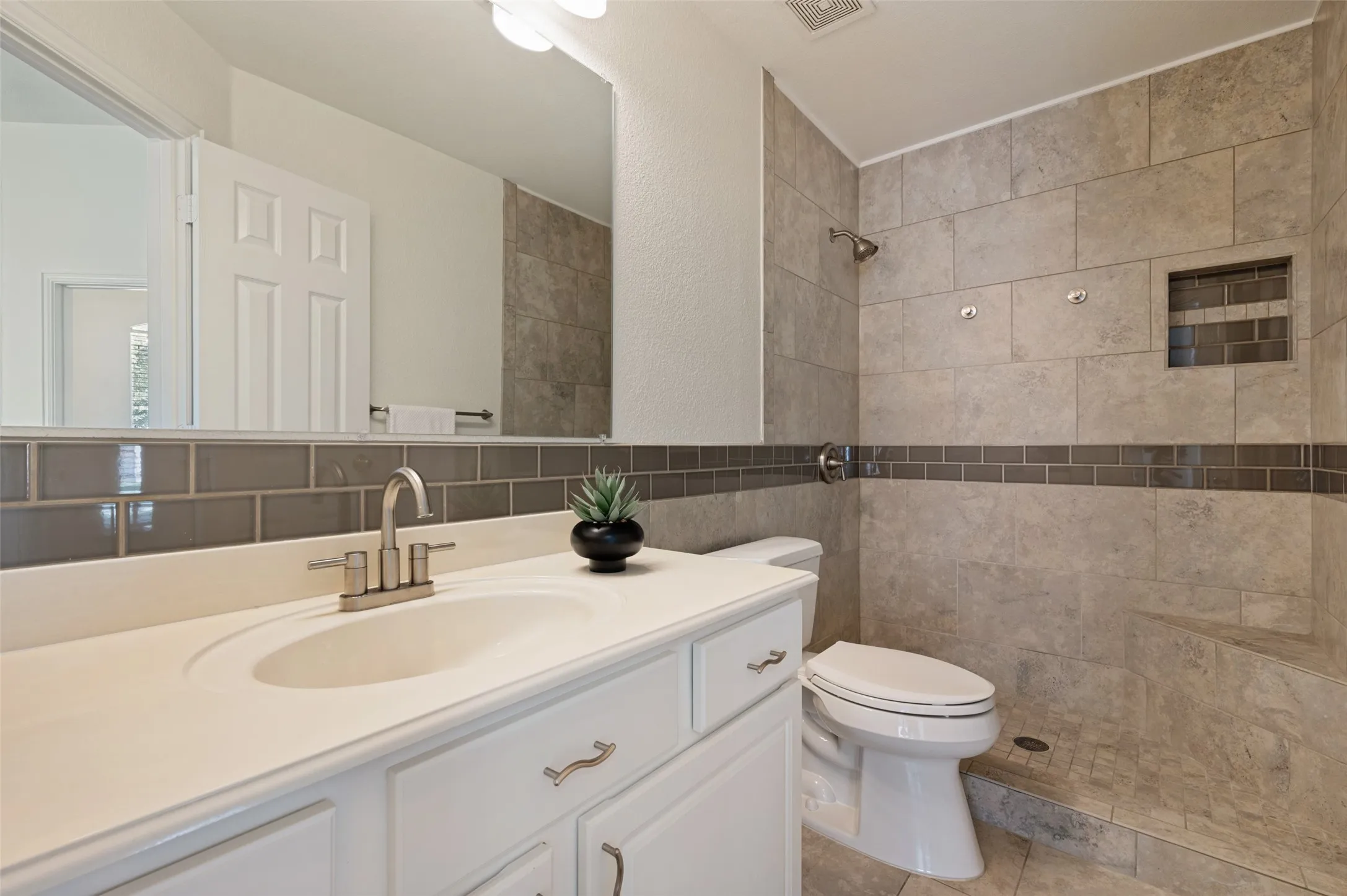 Single Family Residence For Sale in Collin County , 2512 Pheasant Run Drive, Mc Kinney, Texas 75072, 3 Bedroom, 2 Bathroom, 2 Garage spaces, 2,370 Sqft, built in 1997, mls#21393427, Real Estate Agent in Mc Kinney, Homes For Sale in Collin county, Homes For Sale in Mc Kinney, Realtor in Mc Kinney Texas, Real Estate Brokerage Independent Realty Texas, Luminita Cordes Realtor