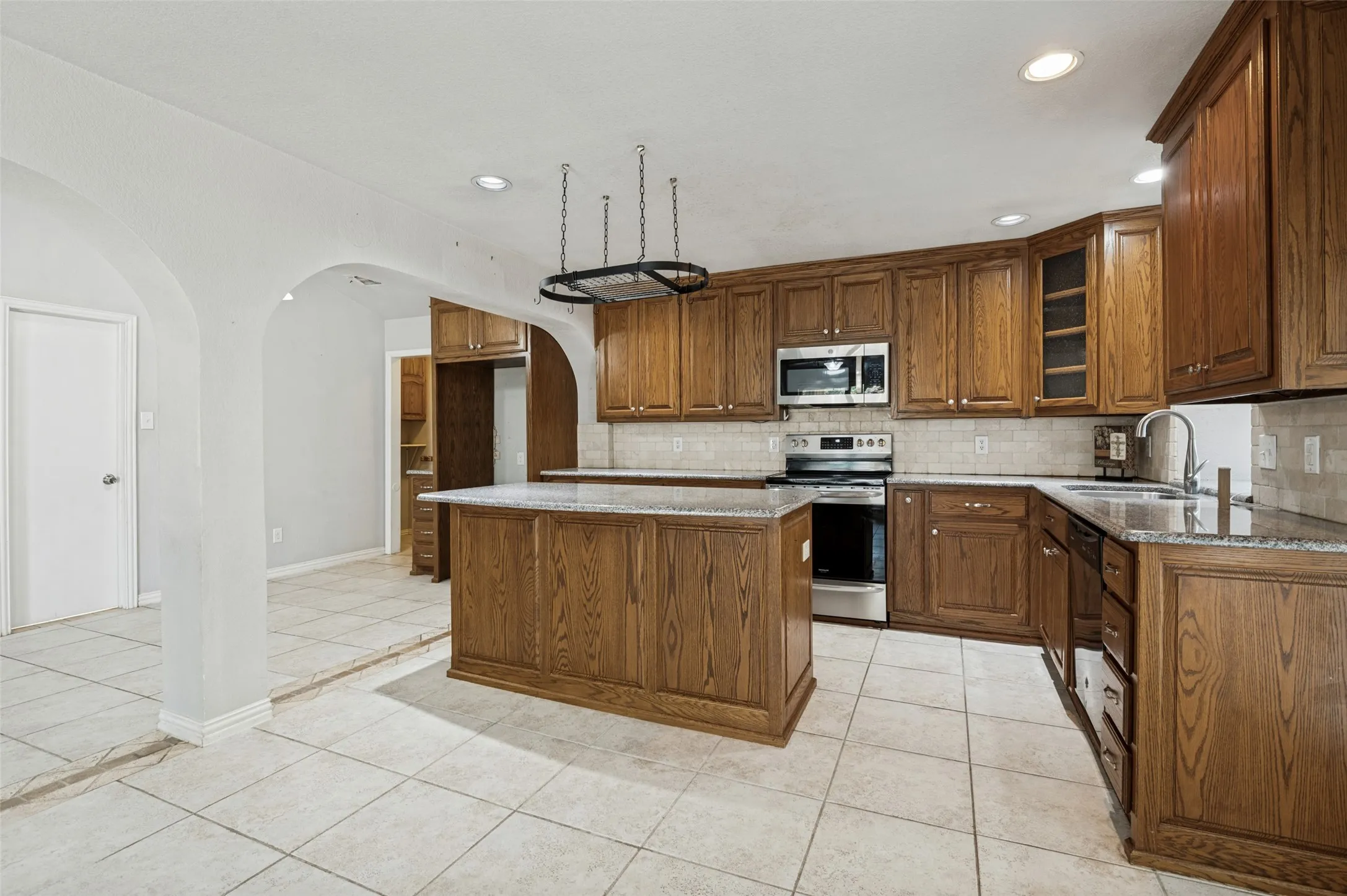 Single Family Residence For Sale in Tarrant County , 121 N Willow Street, Mansfield, Texas 76063, 3 Bedroom, 2 Bathroom, 2 Garage spaces, 1,828 Sqft, built in 1977, mls#21393212, Real Estate Agent in Mansfield, Homes For Sale in Tarrant county, Homes For Sale in Mansfield, Realtor in Mansfield Texas, Real Estate Brokerage Independent Realty Texas, Luminita Cordes Realtor