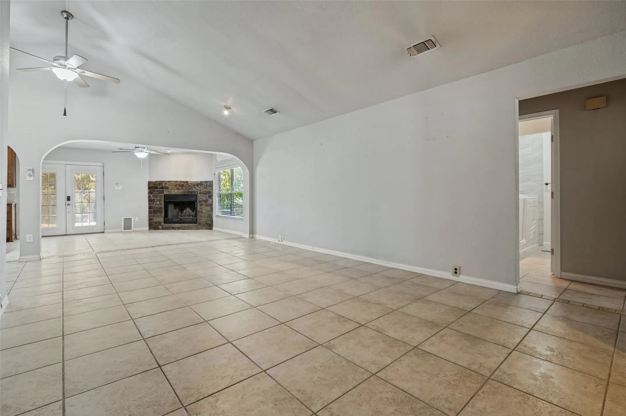 Single Family Residence For Sale in Tarrant County , 121 N Willow Street, Mansfield, Texas 76063, 3 Bedroom, 2 Bathroom, 2 Garage spaces, 1,828 Sqft, built in 1977, mls#21393212, Real Estate Agent in Mansfield, Homes For Sale in Tarrant county, Homes For Sale in Mansfield, Realtor in Mansfield Texas, Real Estate Brokerage Independent Realty Texas, Luminita Cordes Realtor