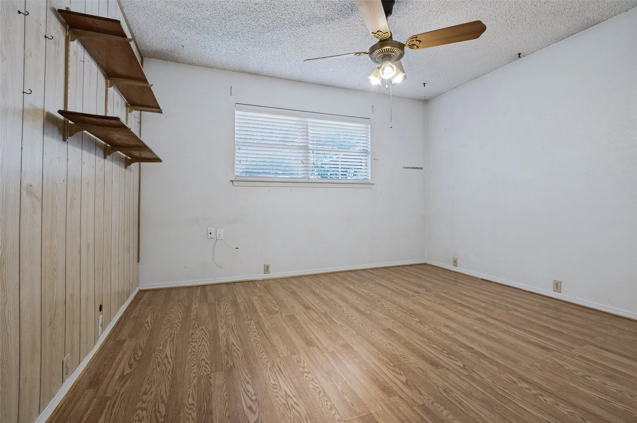 Single Family Residence For Sale in Tarrant County , 121 N Willow Street, Mansfield, Texas 76063, 3 Bedroom, 2 Bathroom, 2 Garage spaces, 1,828 Sqft, built in 1977, mls#21393212, Real Estate Agent in Mansfield, Homes For Sale in Tarrant county, Homes For Sale in Mansfield, Realtor in Mansfield Texas, Real Estate Brokerage Independent Realty Texas, Luminita Cordes Realtor
