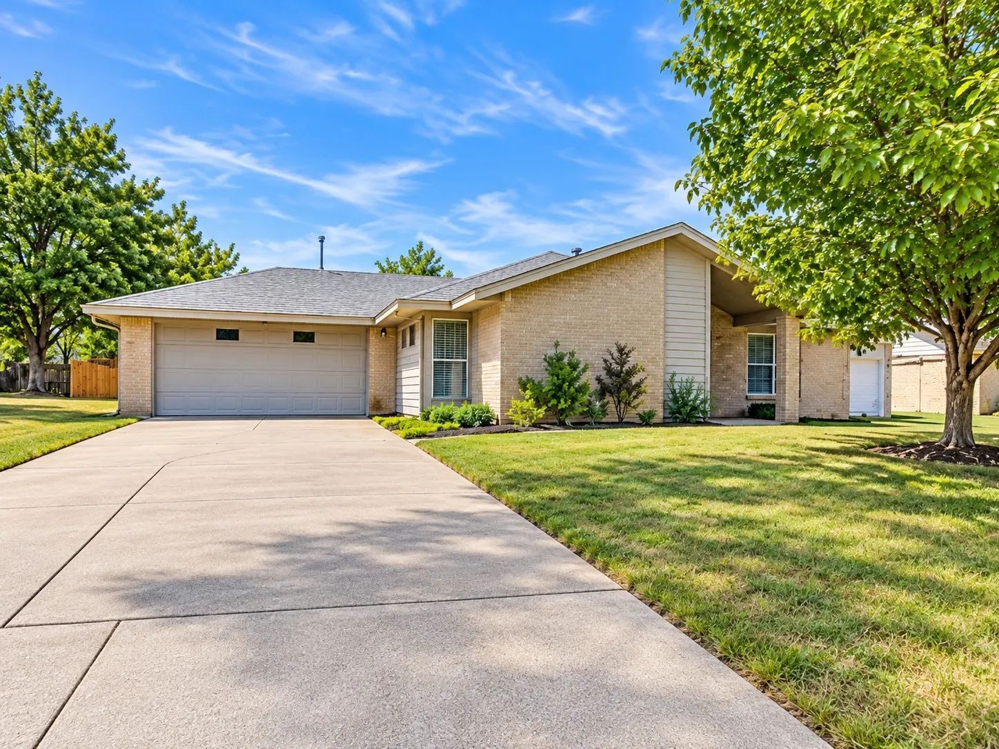 Single Family Residence For Sale in Tarrant County , 121 N Willow Street, Mansfield, Texas 76063, 3 Bedroom, 2 Bathroom, 2 Garage spaces, 1,828 Sqft, built in 1977, mls#21393212, Real Estate Agent in Mansfield, Homes For Sale in Tarrant county, Homes For Sale in Mansfield, Realtor in Mansfield Texas, Real Estate Brokerage Independent Realty Texas, Luminita Cordes Realtor