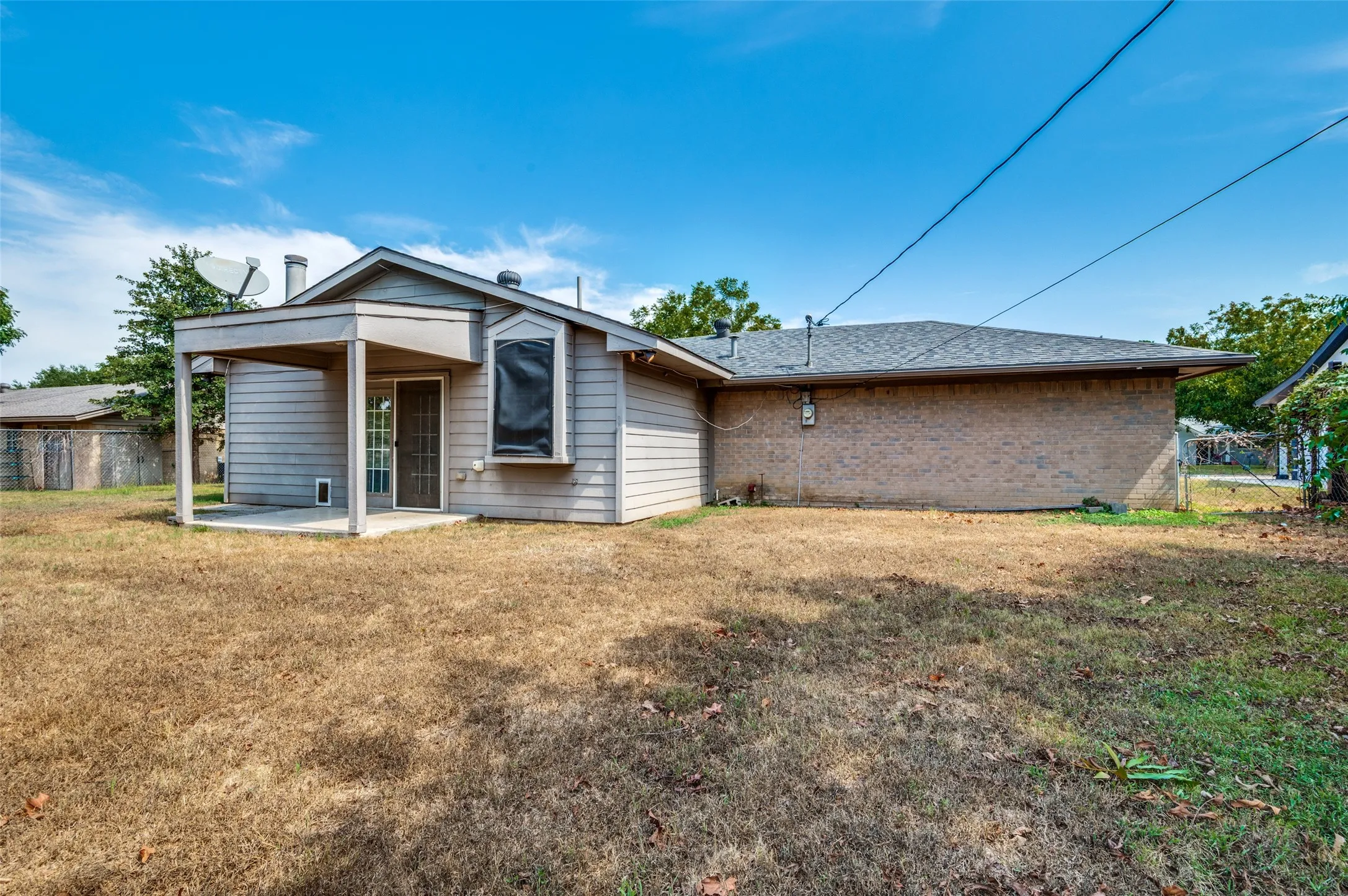 Single Family Residence For Sale in Tarrant County , 121 N Willow Street, Mansfield, Texas 76063, 3 Bedroom, 2 Bathroom, 2 Garage spaces, 1,828 Sqft, built in 1977, mls#21393212, Real Estate Agent in Mansfield, Homes For Sale in Tarrant county, Homes For Sale in Mansfield, Realtor in Mansfield Texas, Real Estate Brokerage Independent Realty Texas, Luminita Cordes Realtor