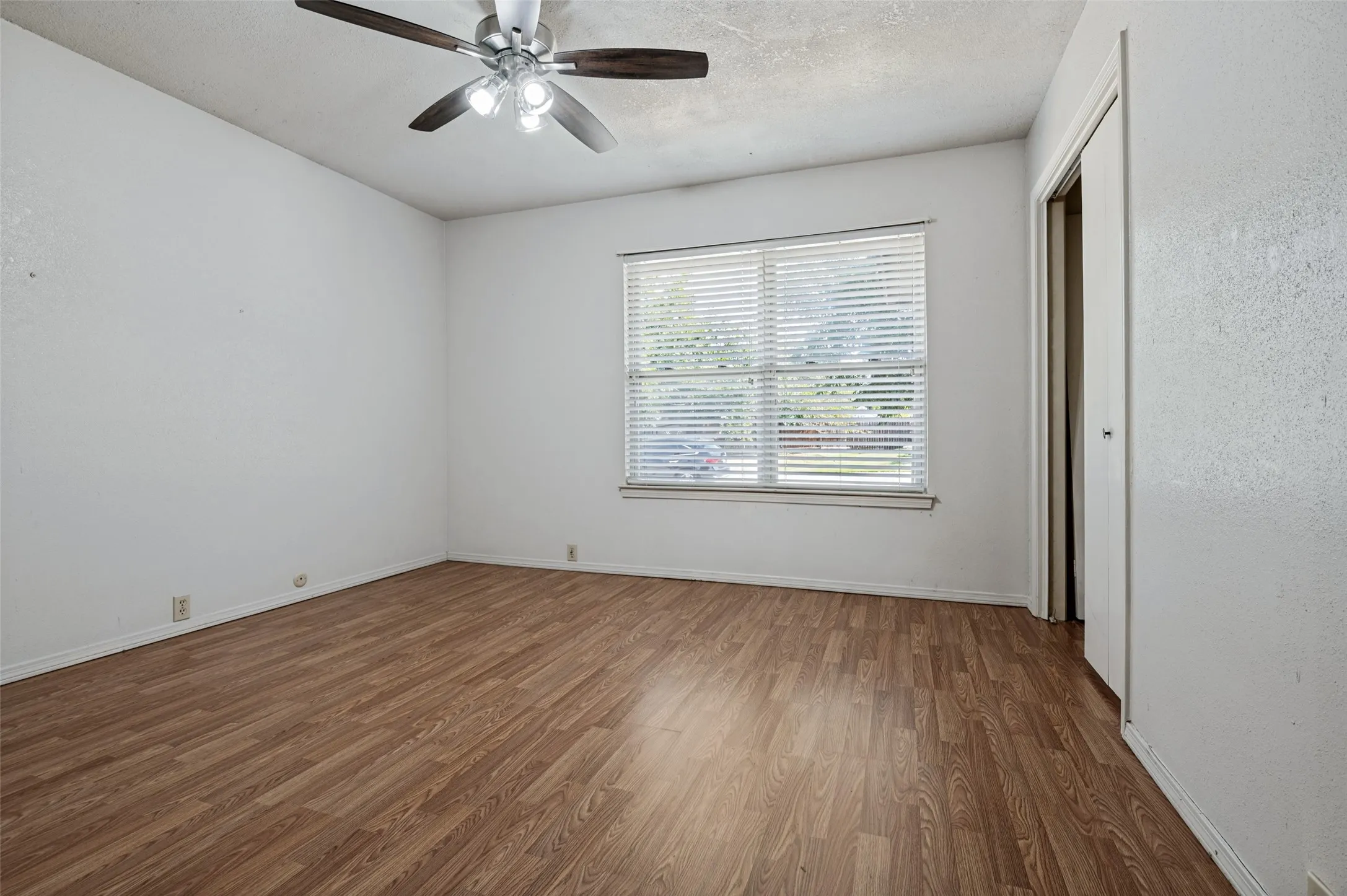 Single Family Residence For Sale in Tarrant County , 121 N Willow Street, Mansfield, Texas 76063, 3 Bedroom, 2 Bathroom, 2 Garage spaces, 1,828 Sqft, built in 1977, mls#21393212, Real Estate Agent in Mansfield, Homes For Sale in Tarrant county, Homes For Sale in Mansfield, Realtor in Mansfield Texas, Real Estate Brokerage Independent Realty Texas, Luminita Cordes Realtor
