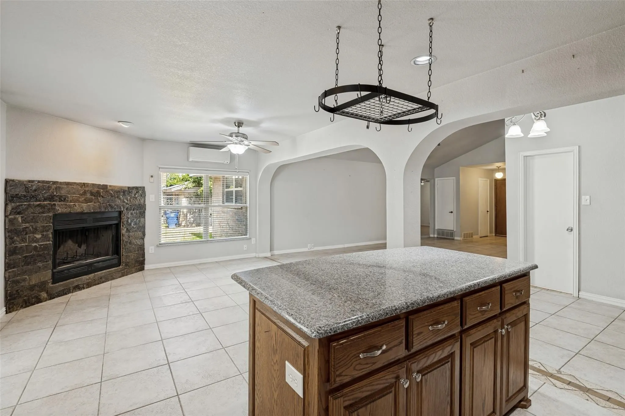 Single Family Residence For Sale in Tarrant County , 121 N Willow Street, Mansfield, Texas 76063, 3 Bedroom, 2 Bathroom, 2 Garage spaces, 1,828 Sqft, built in 1977, mls#21393212, Real Estate Agent in Mansfield, Homes For Sale in Tarrant county, Homes For Sale in Mansfield, Realtor in Mansfield Texas, Real Estate Brokerage Independent Realty Texas, Luminita Cordes Realtor