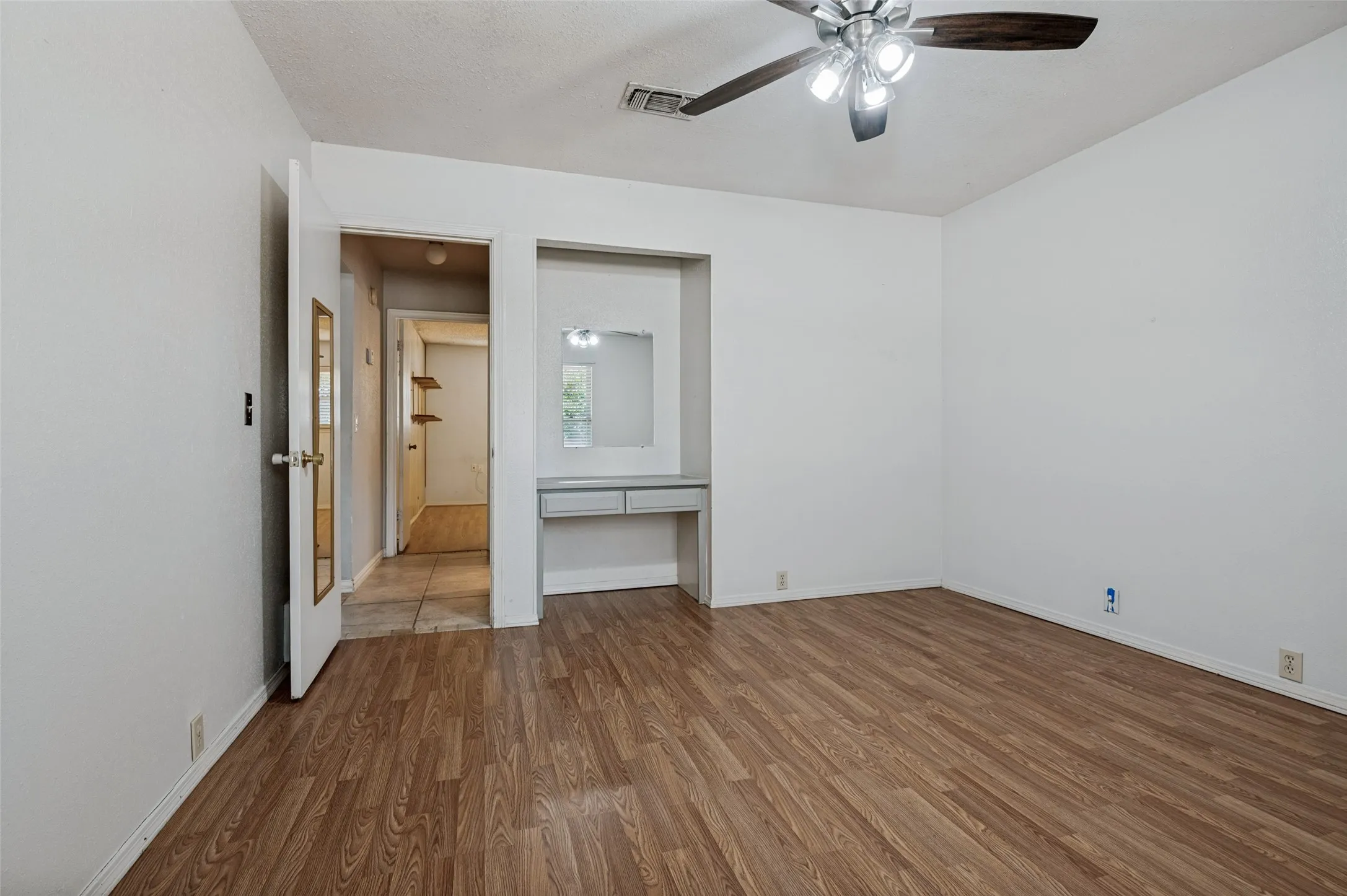 Single Family Residence For Sale in Tarrant County , 121 N Willow Street, Mansfield, Texas 76063, 3 Bedroom, 2 Bathroom, 2 Garage spaces, 1,828 Sqft, built in 1977, mls#21393212, Real Estate Agent in Mansfield, Homes For Sale in Tarrant county, Homes For Sale in Mansfield, Realtor in Mansfield Texas, Real Estate Brokerage Independent Realty Texas, Luminita Cordes Realtor