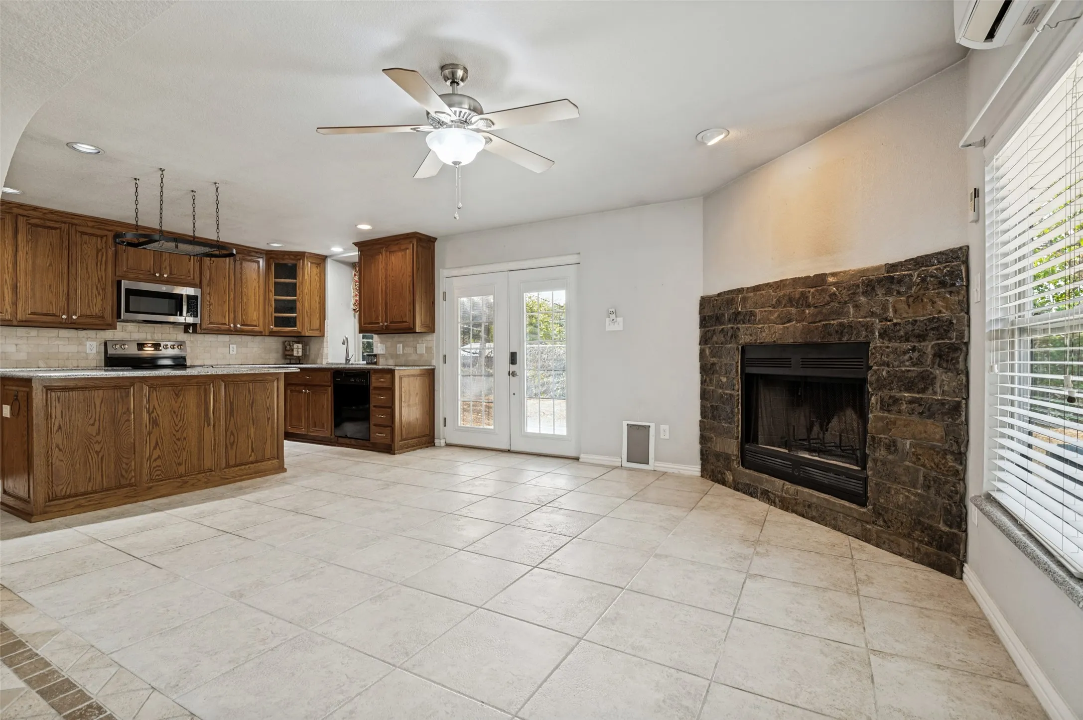Single Family Residence For Sale in Tarrant County , 121 N Willow Street, Mansfield, Texas 76063, 3 Bedroom, 2 Bathroom, 2 Garage spaces, 1,828 Sqft, built in 1977, mls#21393212, Real Estate Agent in Mansfield, Homes For Sale in Tarrant county, Homes For Sale in Mansfield, Realtor in Mansfield Texas, Real Estate Brokerage Independent Realty Texas, Luminita Cordes Realtor