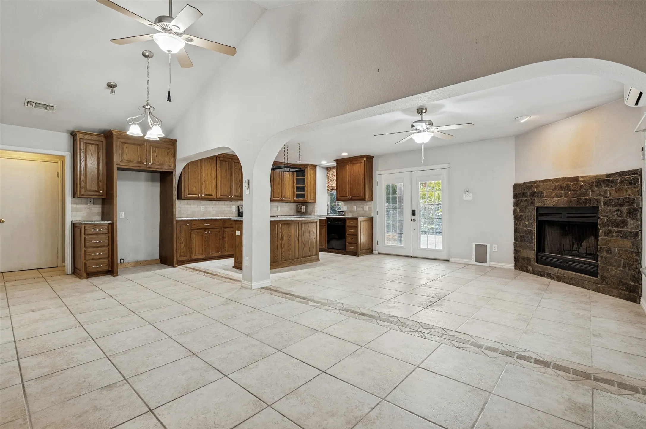 Single Family Residence For Sale in Tarrant County , 121 N Willow Street, Mansfield, Texas 76063, 3 Bedroom, 2 Bathroom, 2 Garage spaces, 1,828 Sqft, built in 1977, mls#21393212, Real Estate Agent in Mansfield, Homes For Sale in Tarrant county, Homes For Sale in Mansfield, Realtor in Mansfield Texas, Real Estate Brokerage Independent Realty Texas, Luminita Cordes Realtor