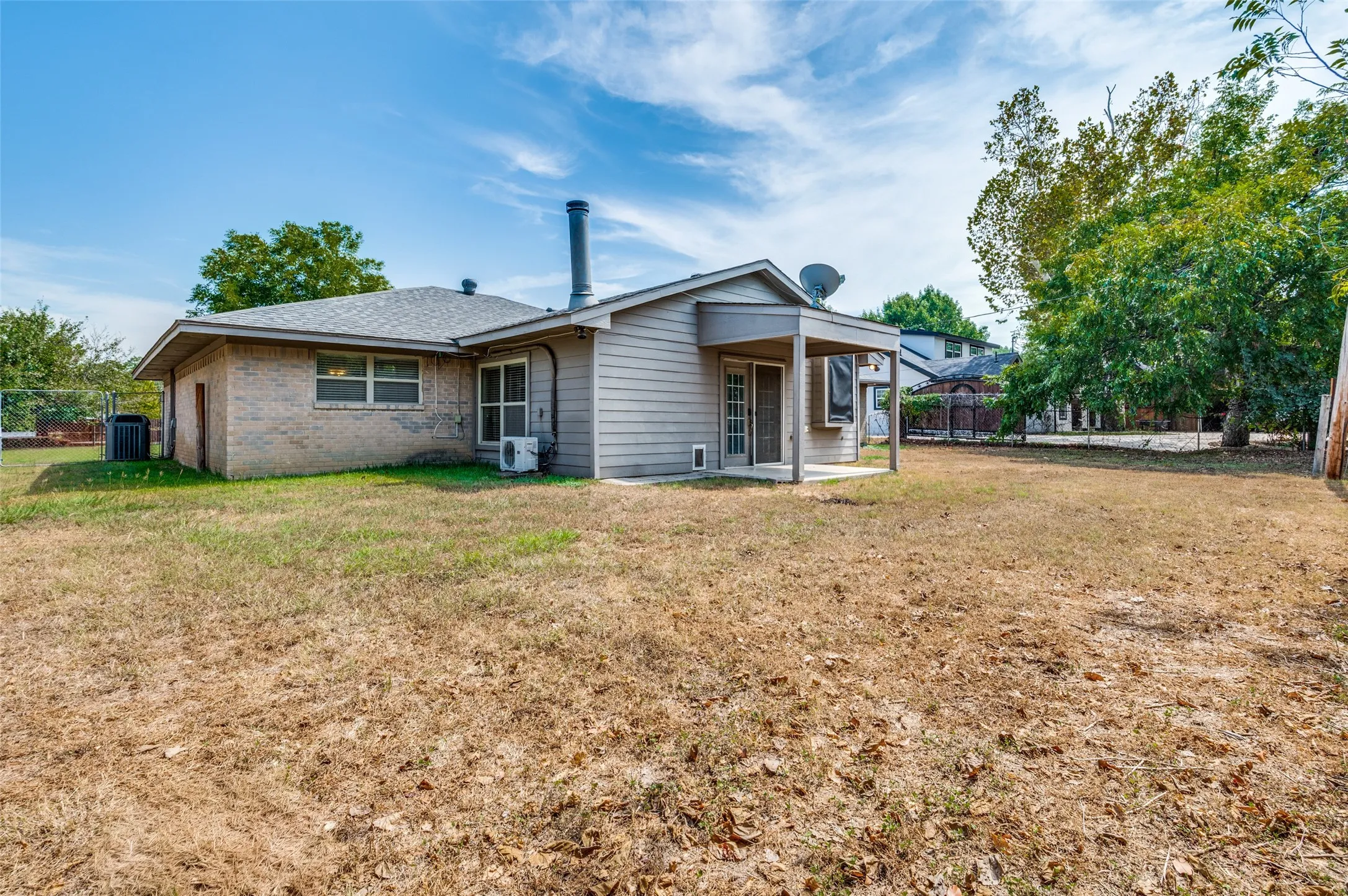 Single Family Residence For Sale in Tarrant County , 121 N Willow Street, Mansfield, Texas 76063, 3 Bedroom, 2 Bathroom, 2 Garage spaces, 1,828 Sqft, built in 1977, mls#21393212, Real Estate Agent in Mansfield, Homes For Sale in Tarrant county, Homes For Sale in Mansfield, Realtor in Mansfield Texas, Real Estate Brokerage Independent Realty Texas, Luminita Cordes Realtor