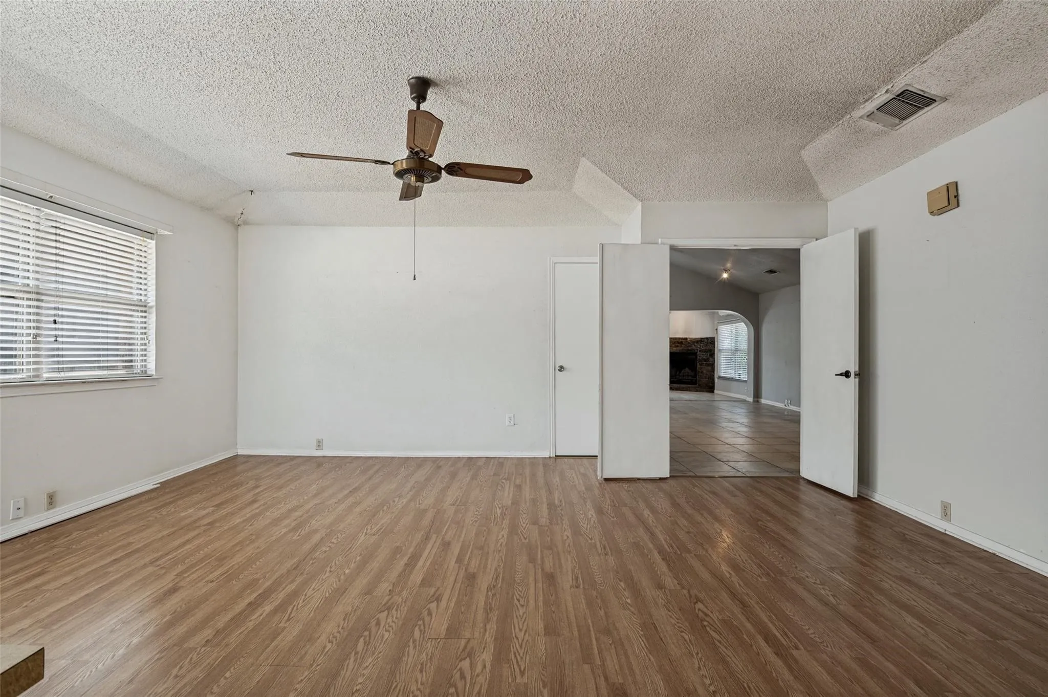 Single Family Residence For Sale in Tarrant County , 121 N Willow Street, Mansfield, Texas 76063, 3 Bedroom, 2 Bathroom, 2 Garage spaces, 1,828 Sqft, built in 1977, mls#21393212, Real Estate Agent in Mansfield, Homes For Sale in Tarrant county, Homes For Sale in Mansfield, Realtor in Mansfield Texas, Real Estate Brokerage Independent Realty Texas, Luminita Cordes Realtor
