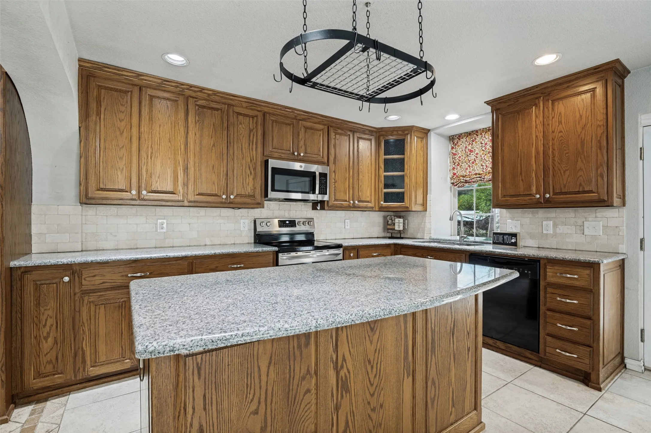 Single Family Residence For Sale in Tarrant County , 121 N Willow Street, Mansfield, Texas 76063, 3 Bedroom, 2 Bathroom, 2 Garage spaces, 1,828 Sqft, built in 1977, mls#21393212, Real Estate Agent in Mansfield, Homes For Sale in Tarrant county, Homes For Sale in Mansfield, Realtor in Mansfield Texas, Real Estate Brokerage Independent Realty Texas, Luminita Cordes Realtor