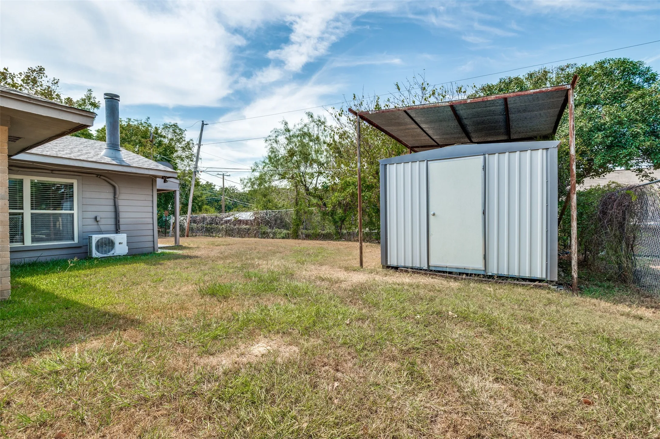 Single Family Residence For Sale in Tarrant County , 121 N Willow Street, Mansfield, Texas 76063, 3 Bedroom, 2 Bathroom, 2 Garage spaces, 1,828 Sqft, built in 1977, mls#21393212, Real Estate Agent in Mansfield, Homes For Sale in Tarrant county, Homes For Sale in Mansfield, Realtor in Mansfield Texas, Real Estate Brokerage Independent Realty Texas, Luminita Cordes Realtor