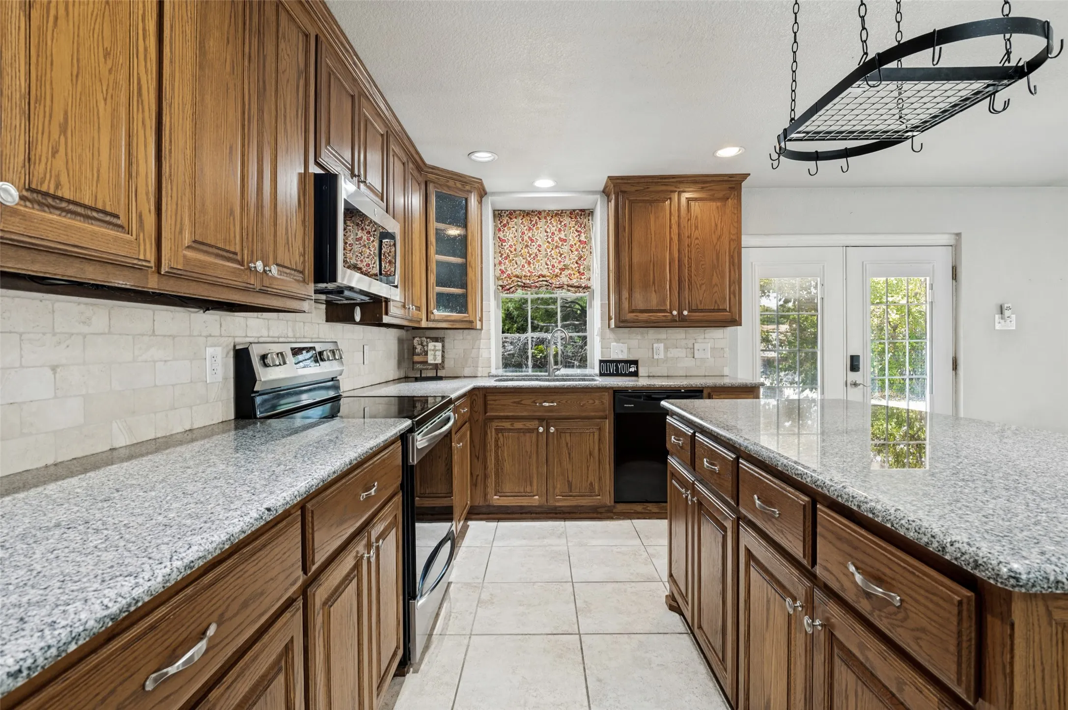 Single Family Residence For Sale in Tarrant County , 121 N Willow Street, Mansfield, Texas 76063, 3 Bedroom, 2 Bathroom, 2 Garage spaces, 1,828 Sqft, built in 1977, mls#21393212, Real Estate Agent in Mansfield, Homes For Sale in Tarrant county, Homes For Sale in Mansfield, Realtor in Mansfield Texas, Real Estate Brokerage Independent Realty Texas, Luminita Cordes Realtor
